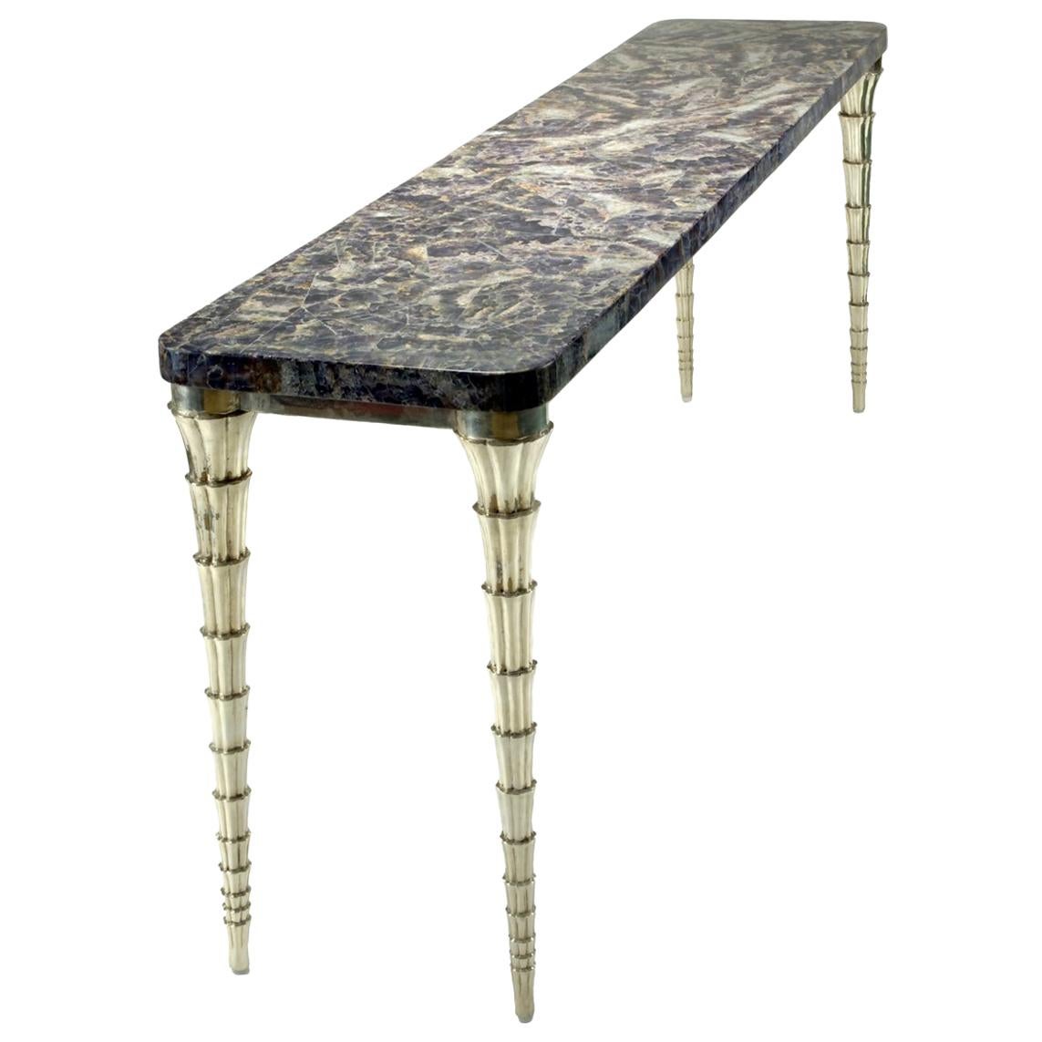 Mesa consola larga y estrecha de amatista y revestimiento de bronce blanco hecha a mano por P. Mathieu