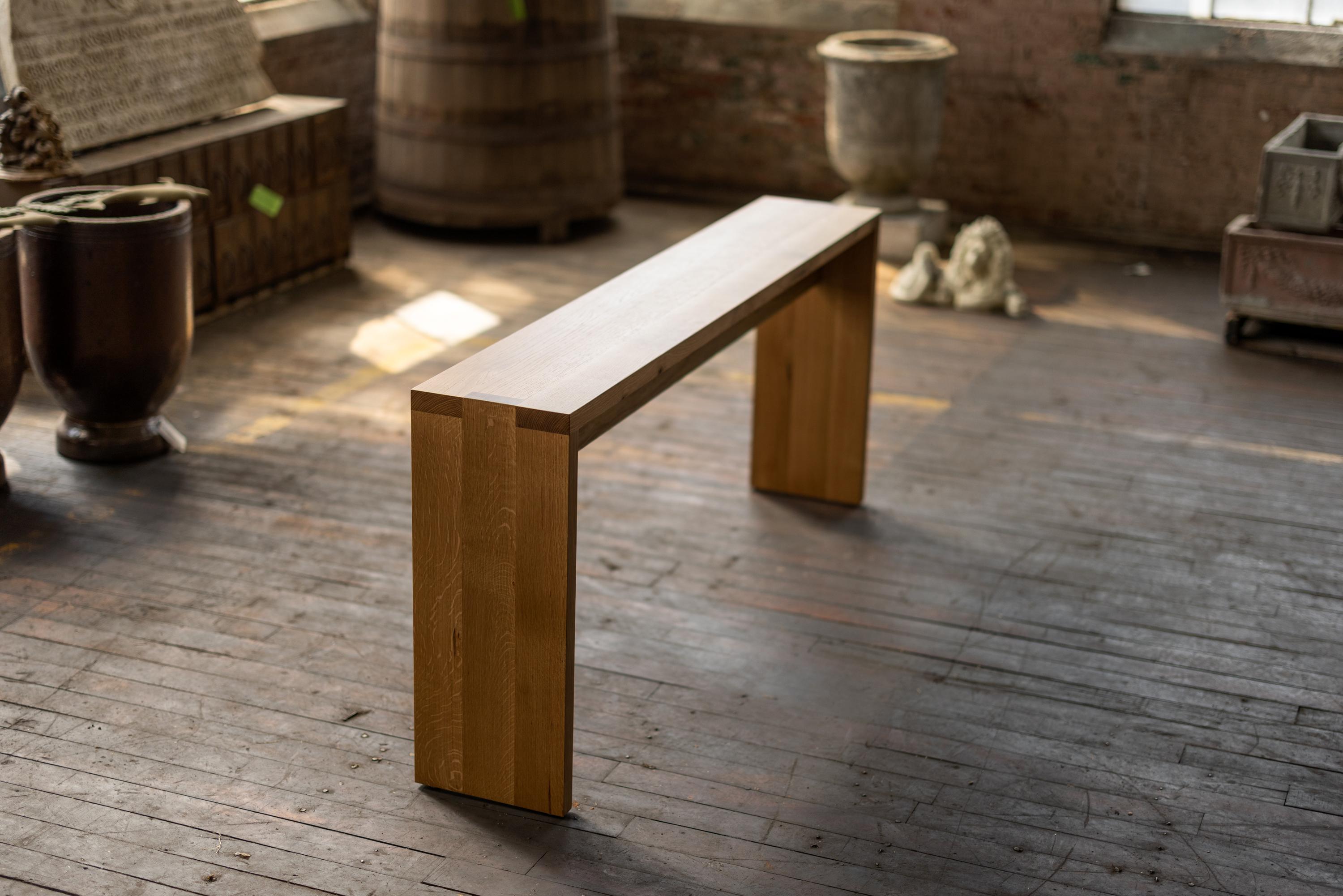 Américain Table console longue et étroite en chêne blanc avec joints en forme de boîte par Alabama Sawyer en vente