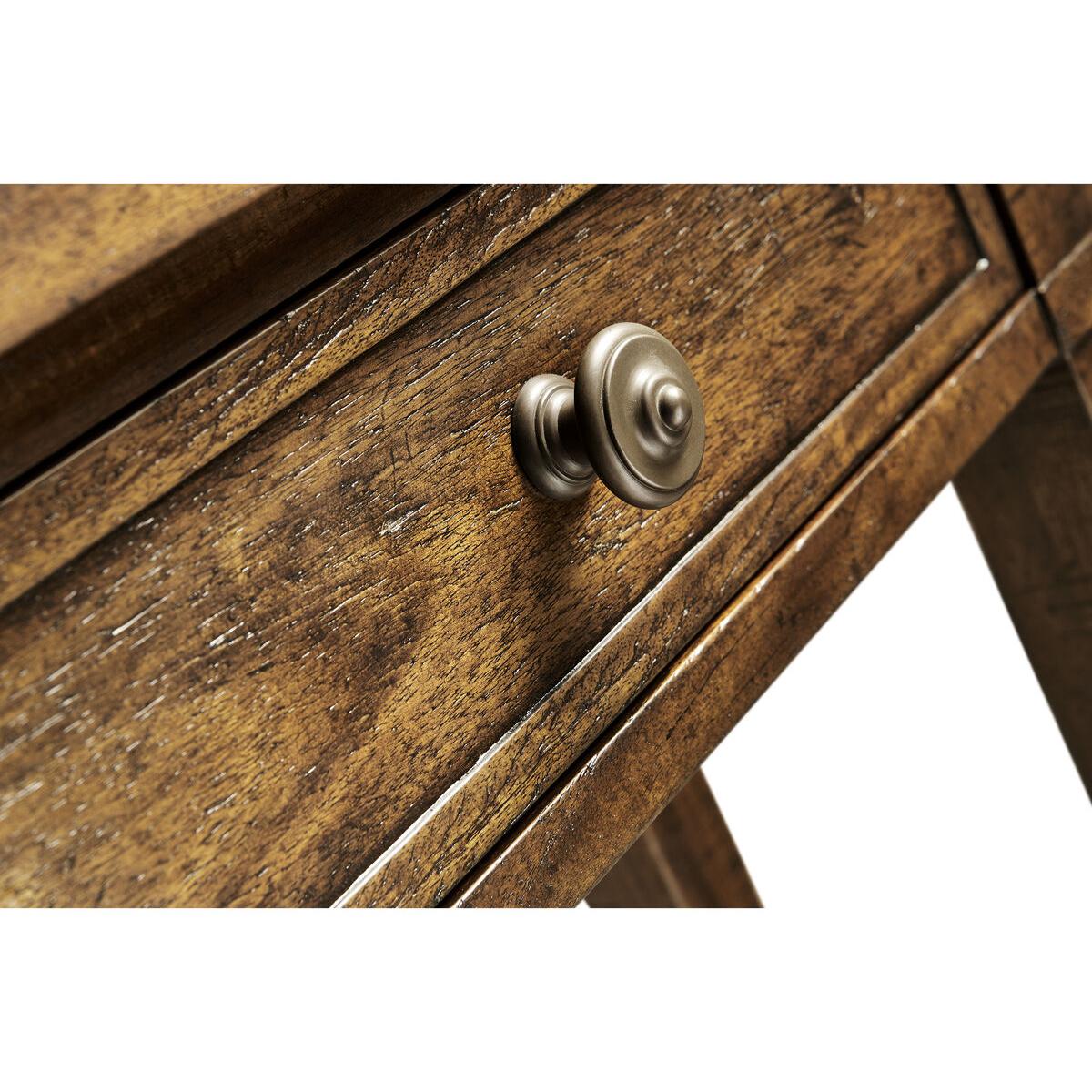 Lange schmale Konsole im Landhausstil, Nussbaum-Finish (Holz) im Angebot