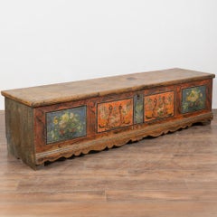 Banc coffre long et étroit en pin peint à la main, daté de 1889