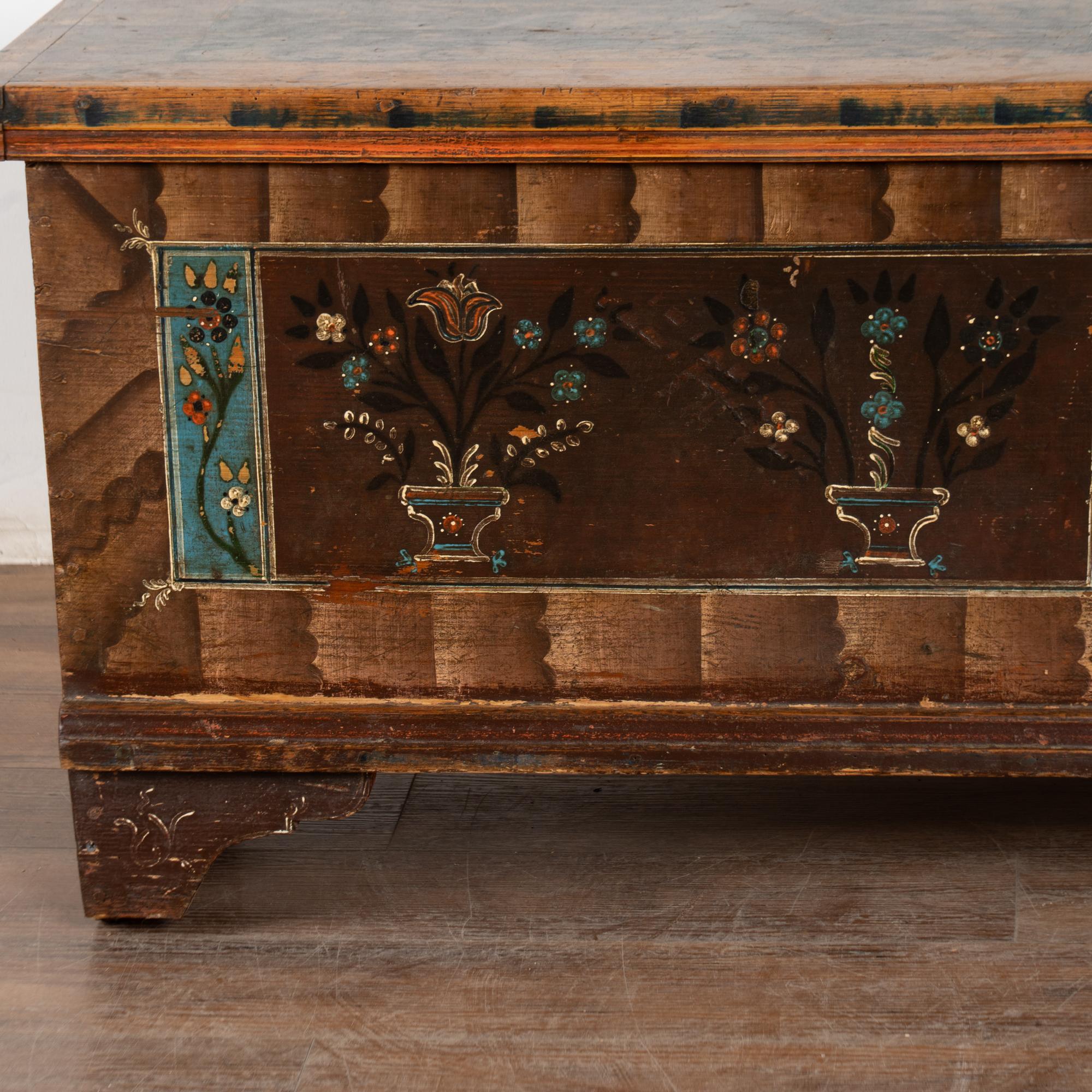 Long Narrow Original Painted Trunk Bench with Storage dated 1921 For Sale 3