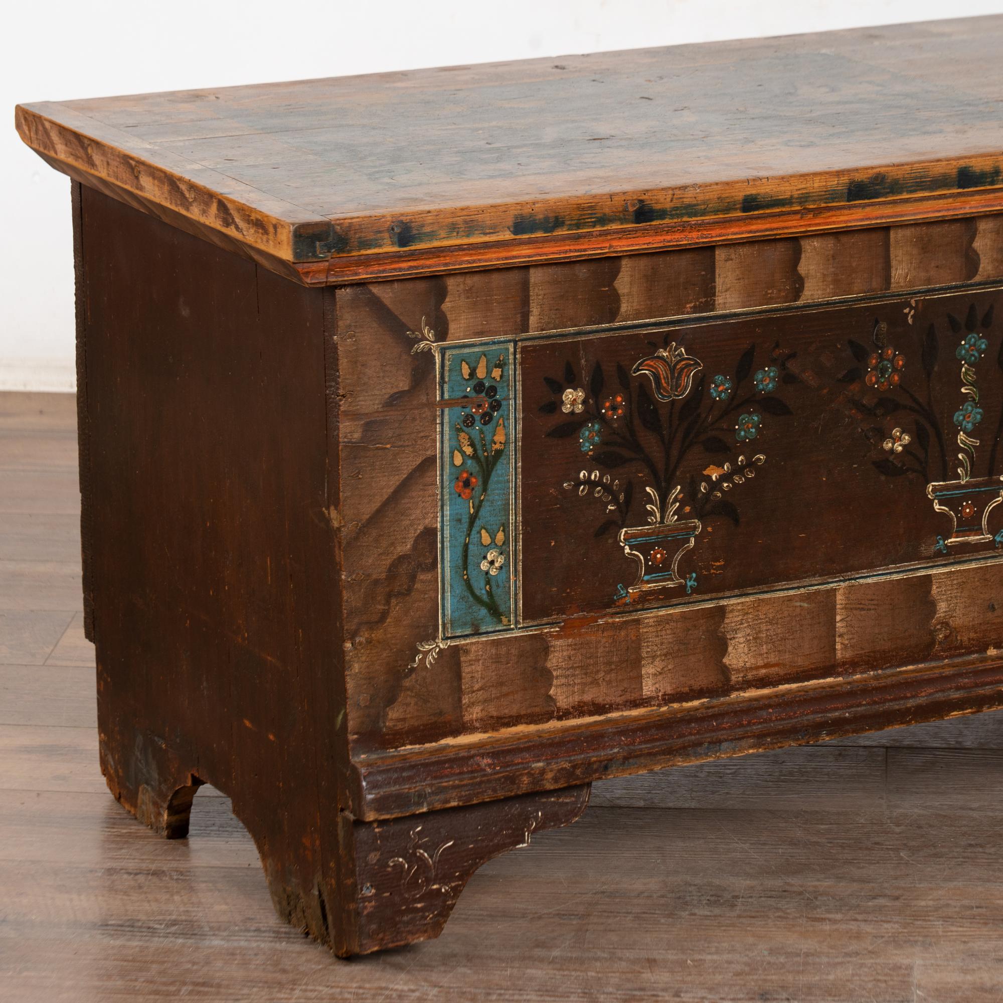 Long Narrow Original Painted Trunk Bench with Storage dated 1921 For Sale 4