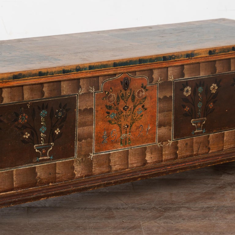 Lange, schmale, original bemalte Truhenbank mit Stauraum von 1921 bei 1stDibs Deutschland