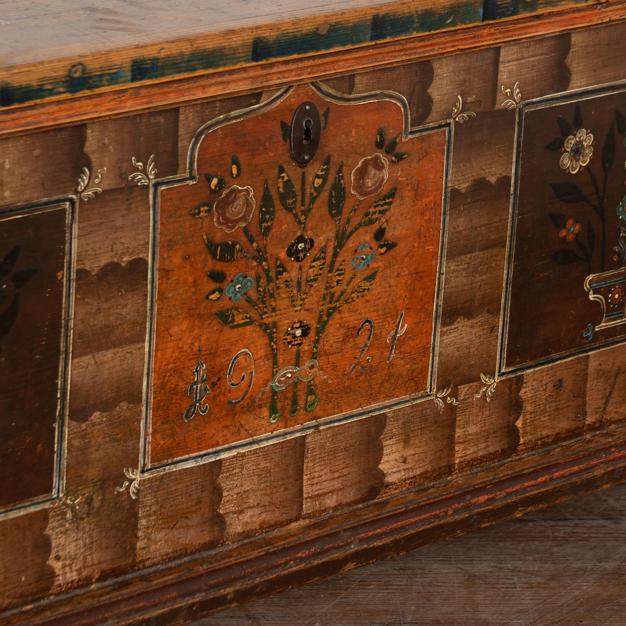 Long Narrow Original Painted Trunk Bench with Storage dated 1921 For Sale 7