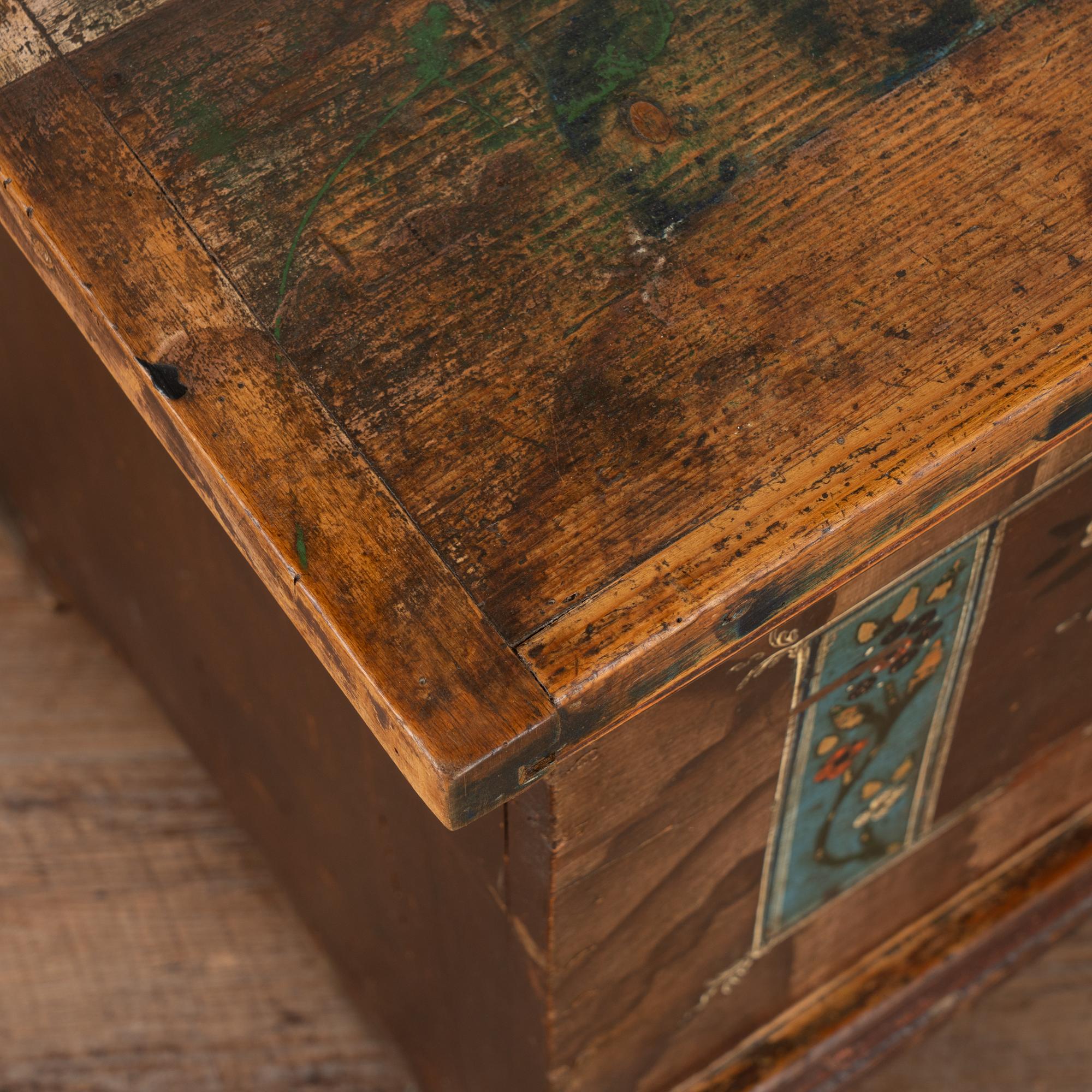 Long Narrow Original Painted Trunk Bench with Storage dated 1921 For Sale 2