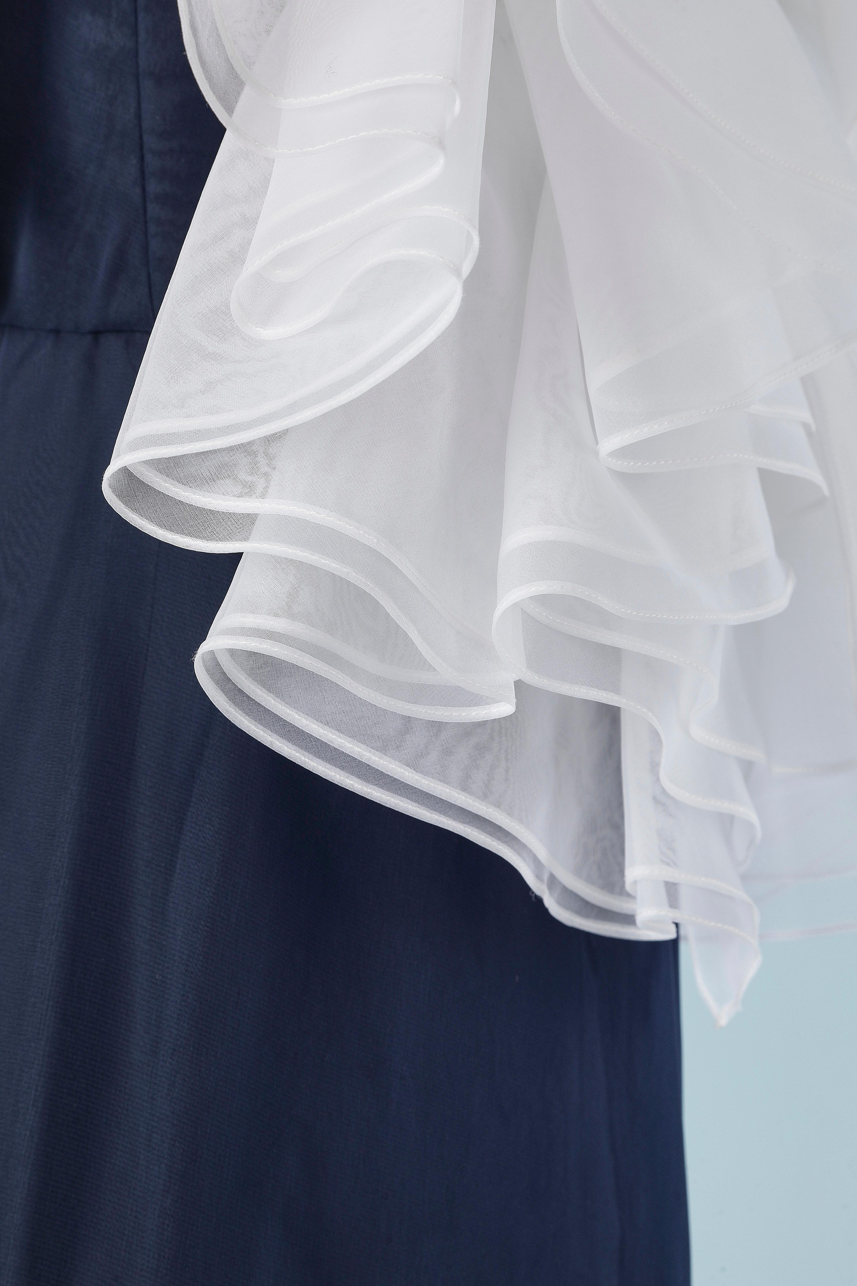Langes marineblaues Abendkleid aus Chiffon mit weißem flauschigem Ausschnitt Victor Costa  (Schwarz) im Angebot