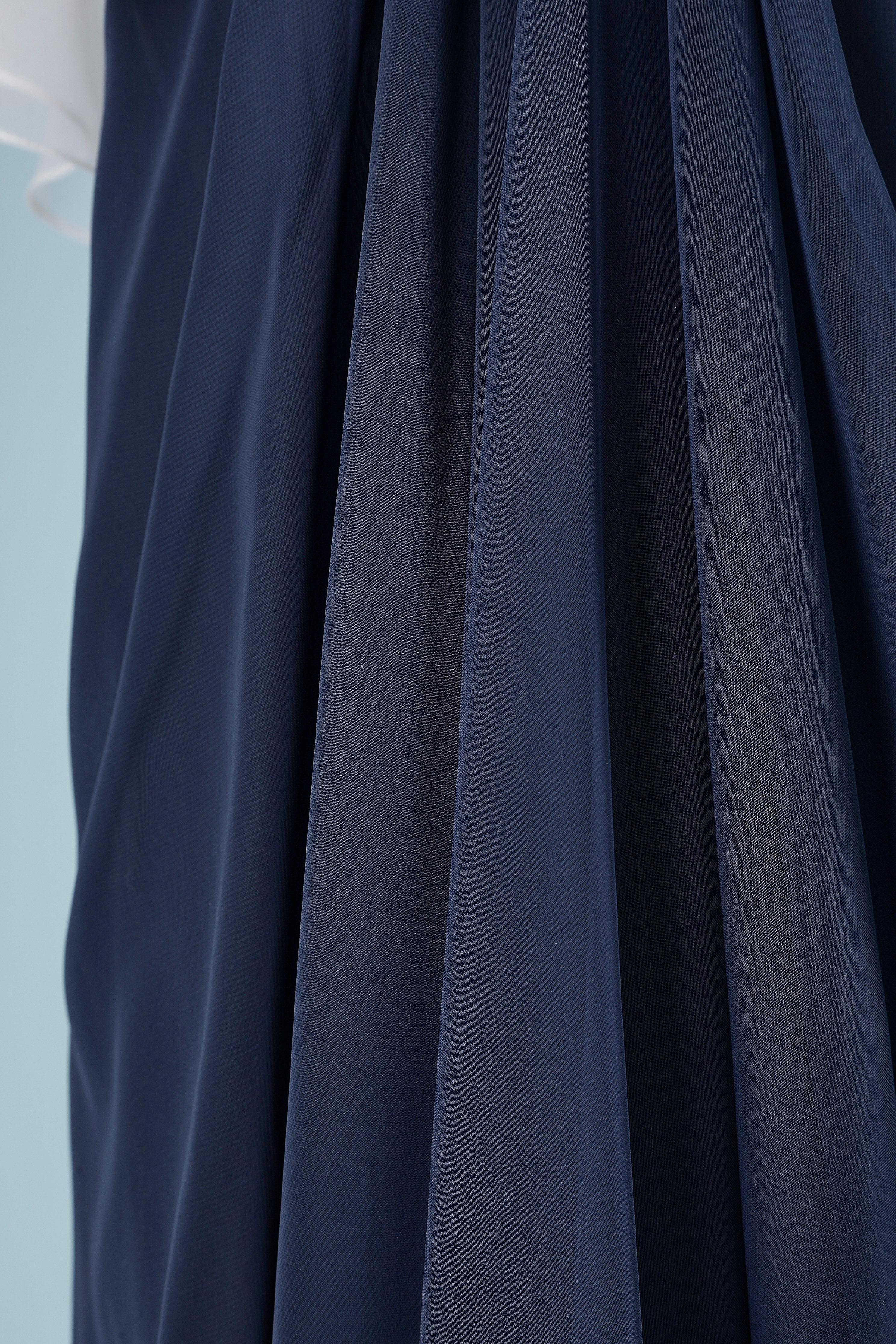 Langes marineblaues Abendkleid aus Chiffon mit weißem flauschigem Ausschnitt Victor Costa  im Zustand „Hervorragend“ im Angebot in Saint-Ouen-Sur-Seine, FR