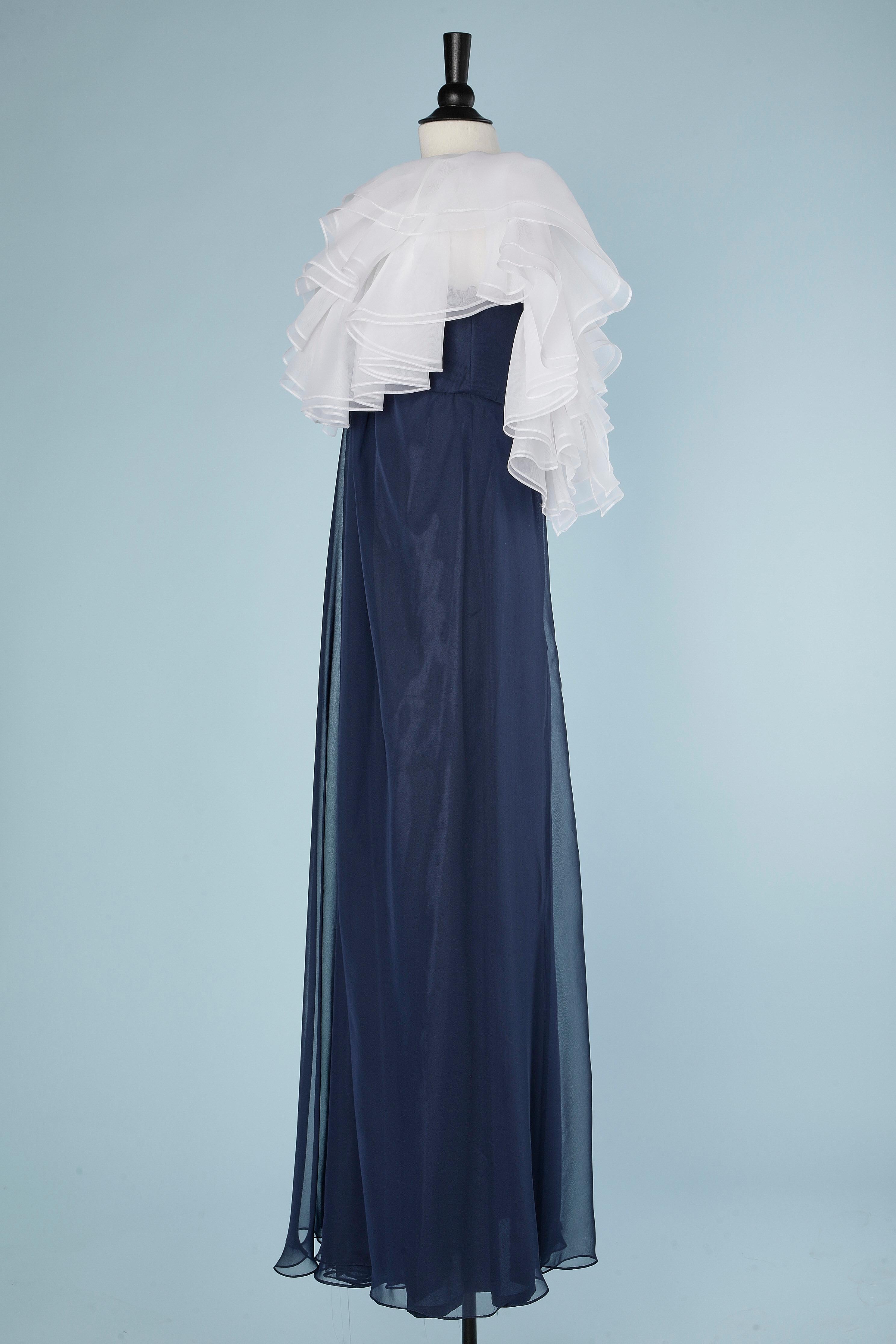 Langes marineblaues Abendkleid aus Chiffon mit weißem flauschigem Ausschnitt Victor Costa  Damen im Angebot
