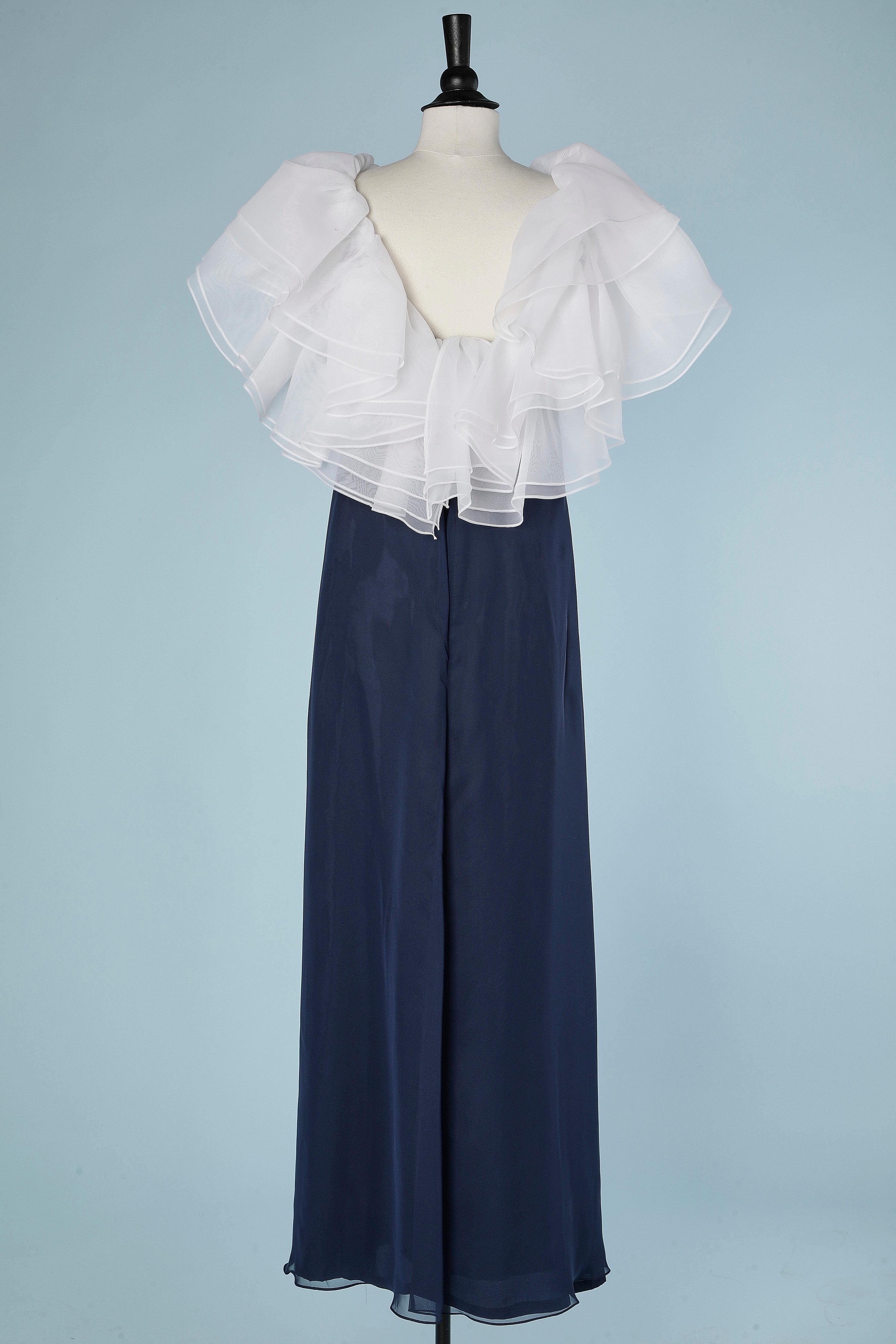 Langes marineblaues Abendkleid aus Chiffon mit weißem flauschigem Ausschnitt Victor Costa  im Angebot 1