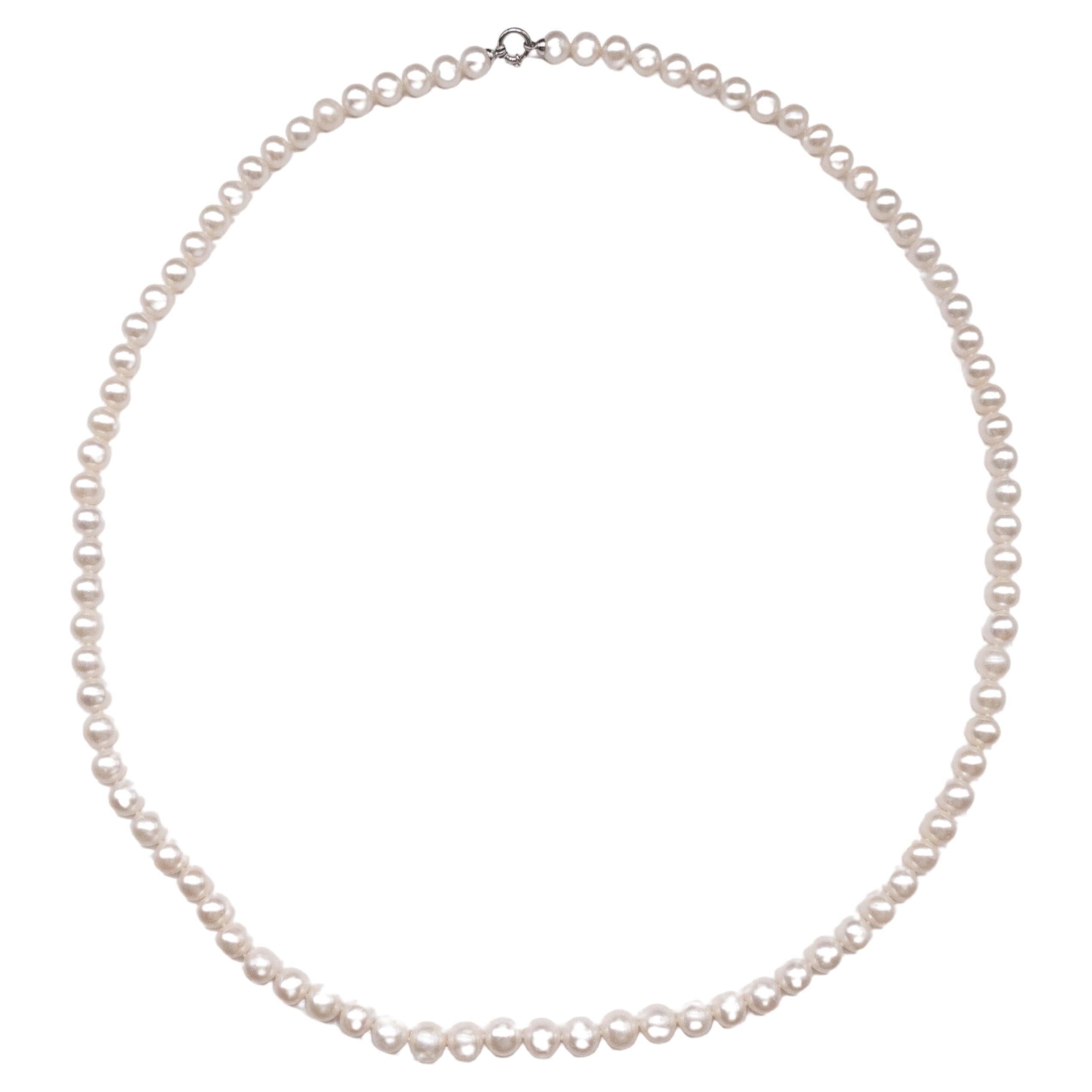 Discover elegance incarnate in our Freshwater (Orient Color) Pearl Necklace. Each pearl, measuring between 9mm and 10mm, is carefully selected to create a harmonious ensemble.

The long necklace can be worn either in its full length or in 2 rounds
