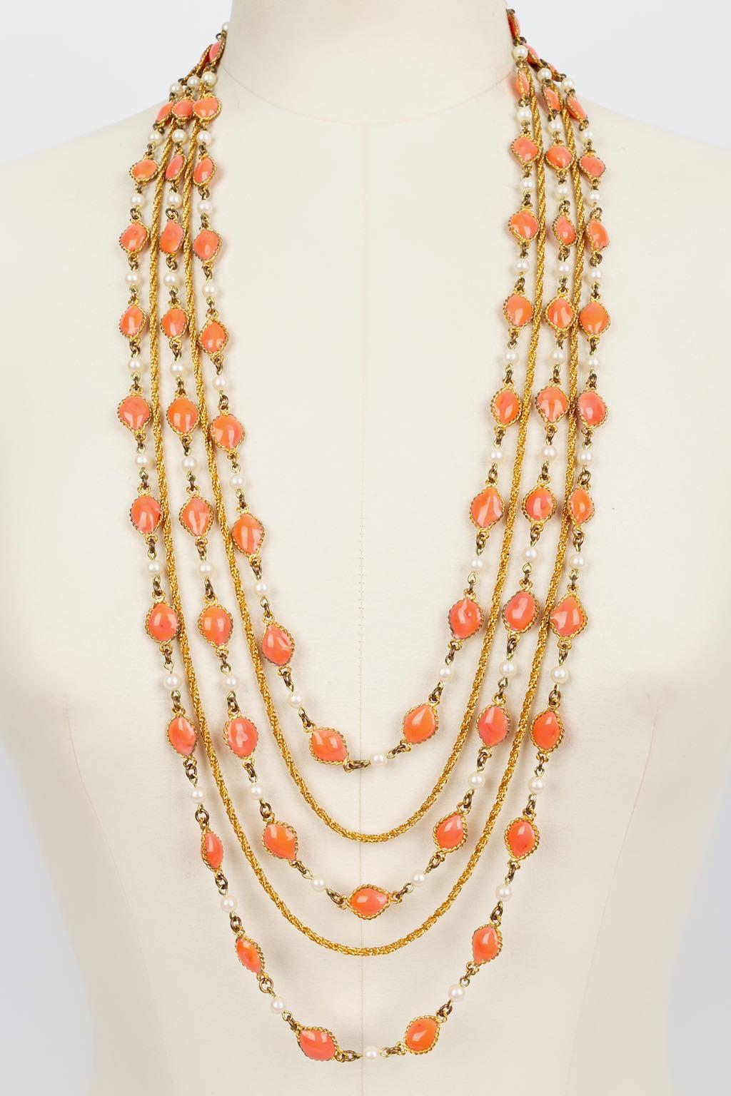Long Necklace in Gold Metal, Glass Paste and Pearly Beads In Excellent Condition For Sale In SAINT-OUEN-SUR-SEINE, FR
