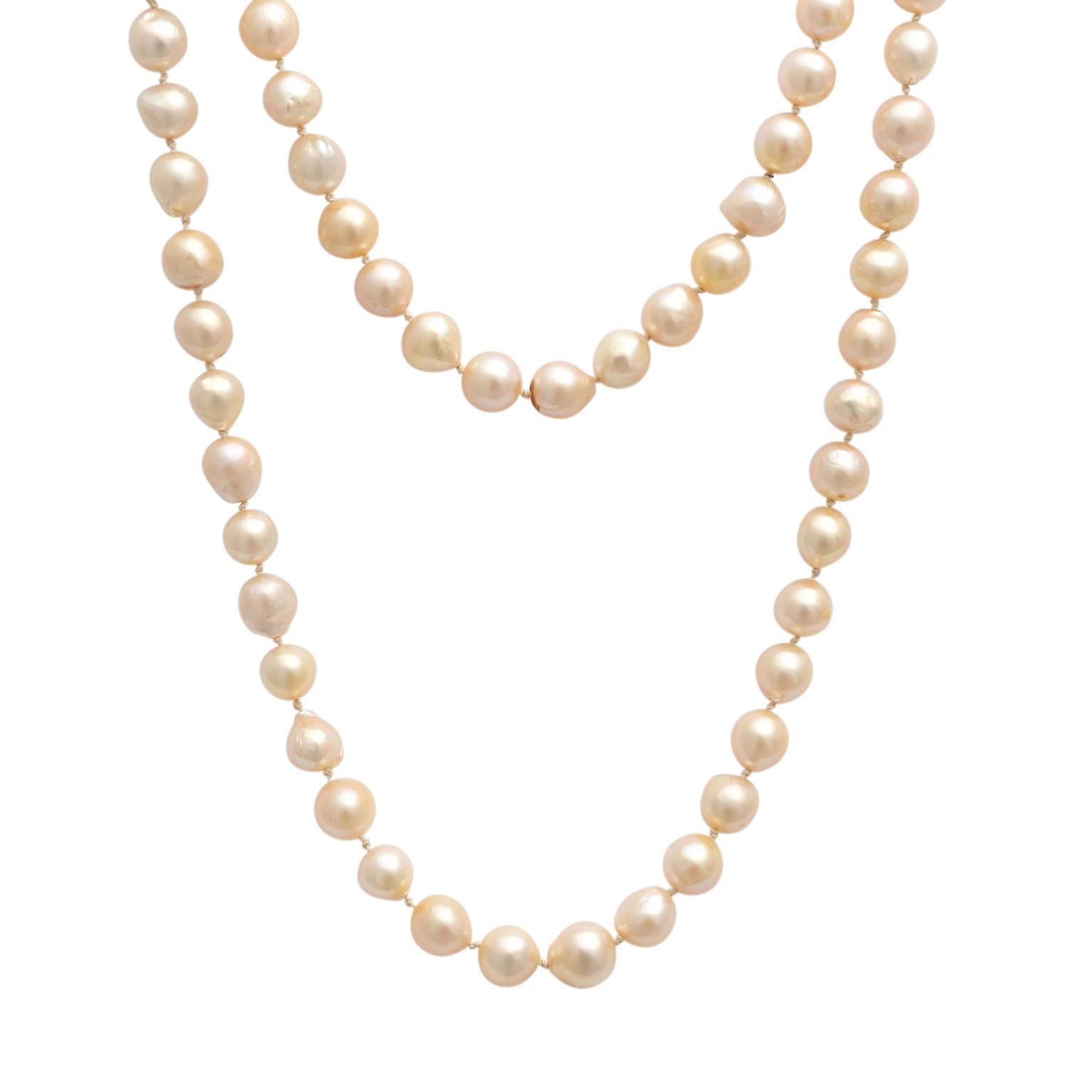 Extra long chain of Akoya pearls, 14K clasp with rubies, L: approx. 188 cm, baroque cultured pearls, approx. 8.7-9.6 mm, light-dark cream-colored, partly color treated, nat. WMM, slight signs of wear.

Long string of Akoyapearls, clasp WG 14 with