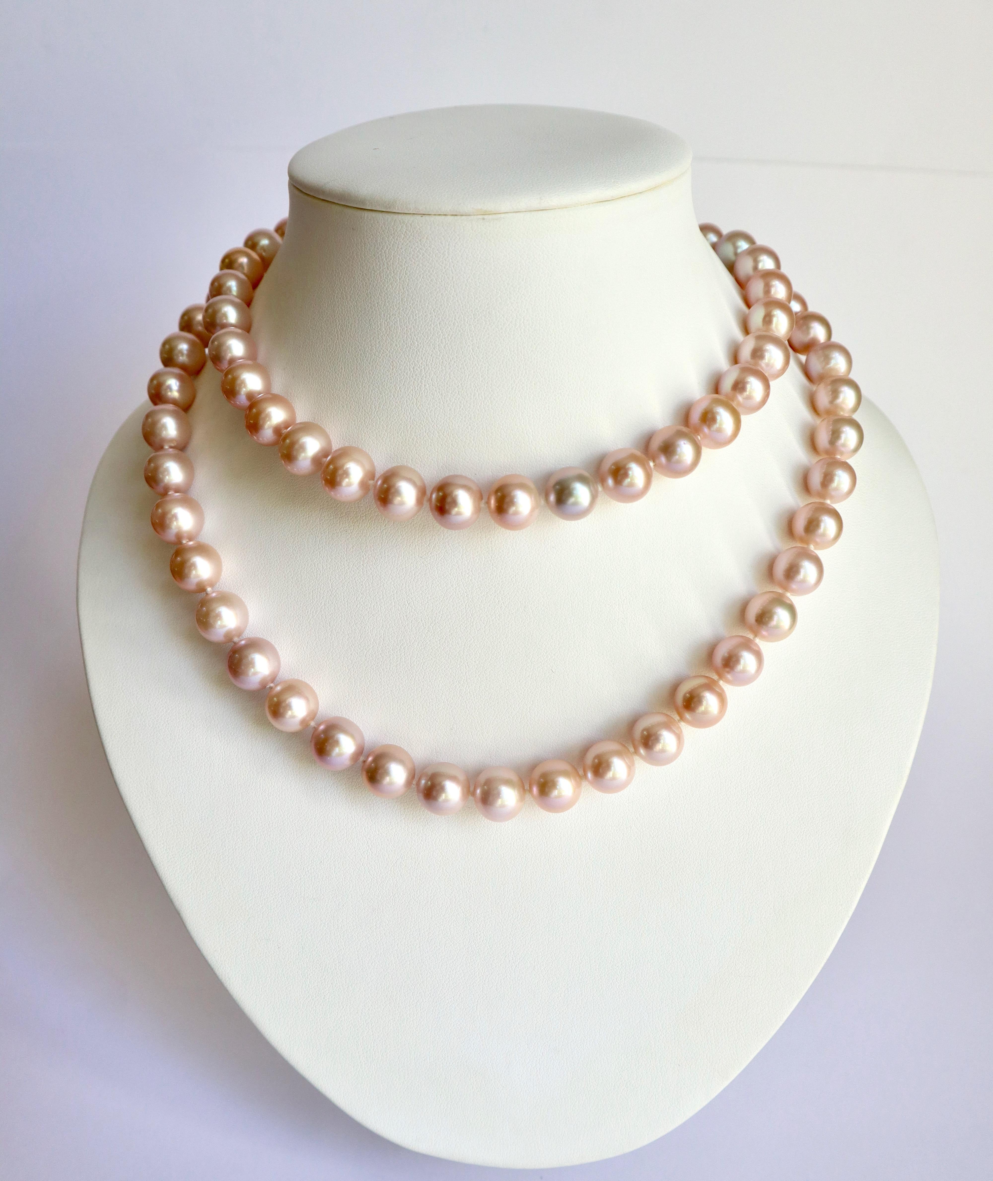 Long necklace of beautiful pink pearls composed of 76 probably treated large pink cultured pearls with a diameter of 10.5 to 11 mm.
Length: 84 cm
Gross weight: 131.9 g