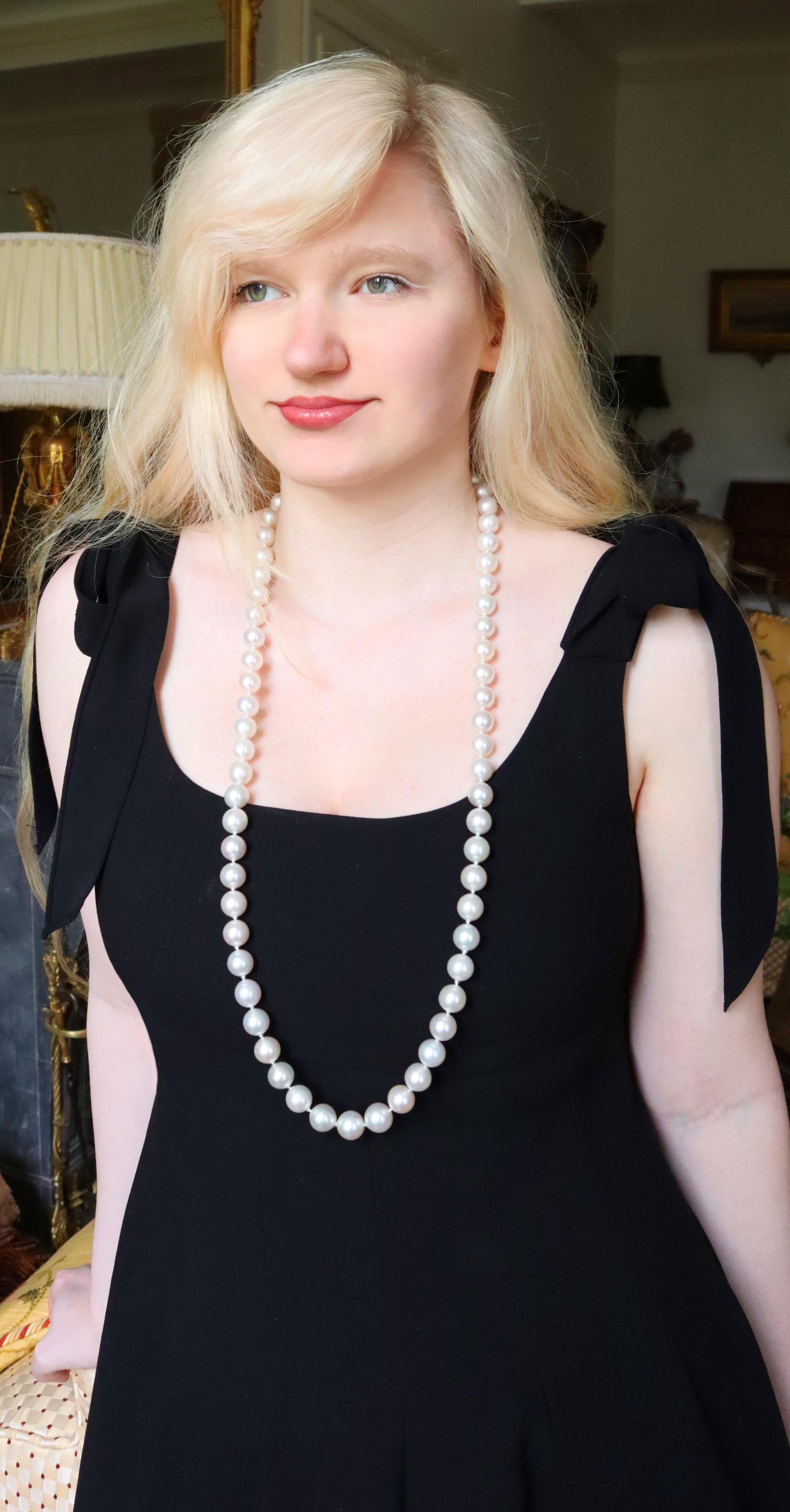 Perlina Collana lunga di perle coltivate bianche da 12-13 mm con chiusura in oro bianco in vendita