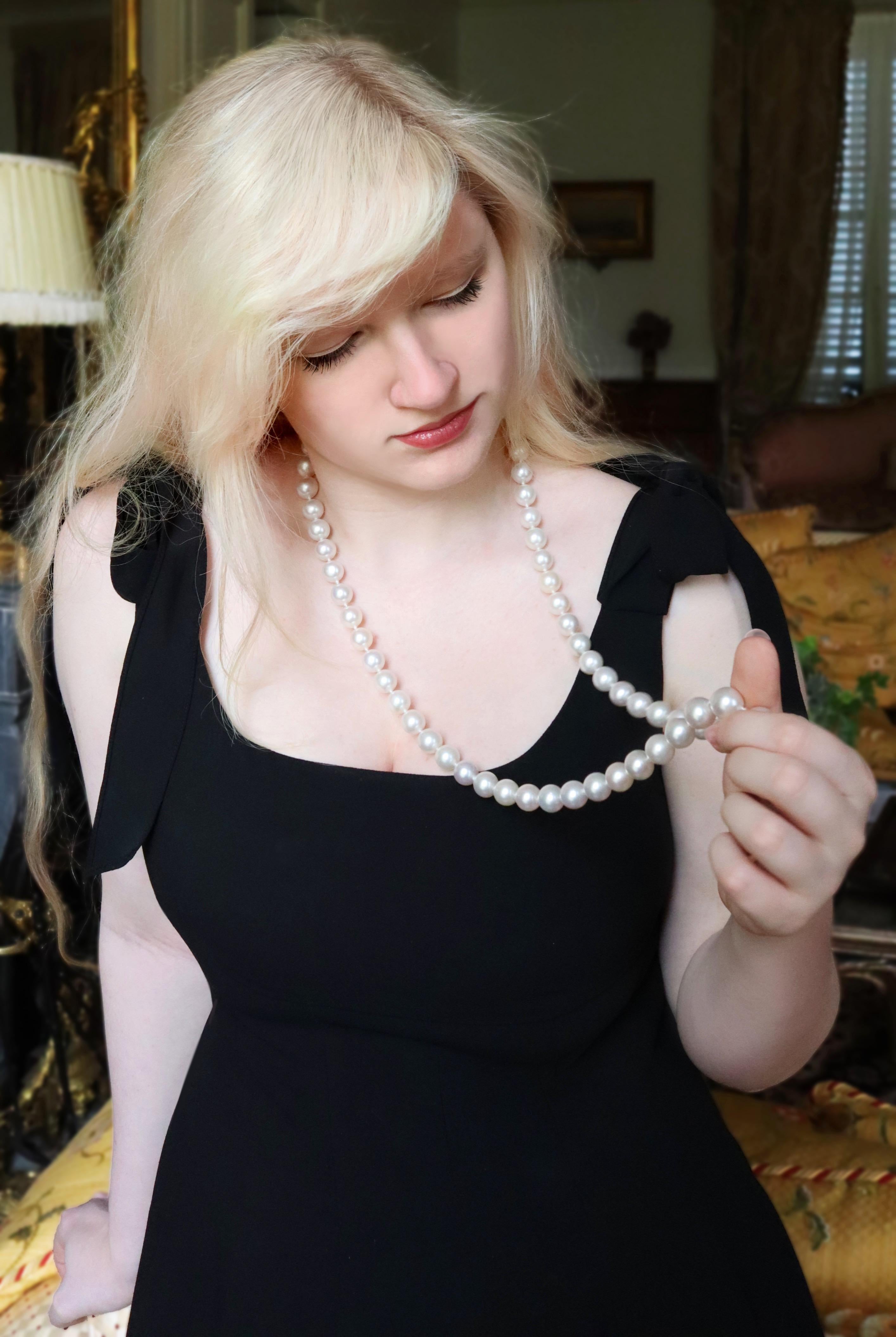 Collana lunga di perle coltivate bianche da 12-13 mm con chiusura in oro bianco In condizioni buone in vendita a Paris, FR