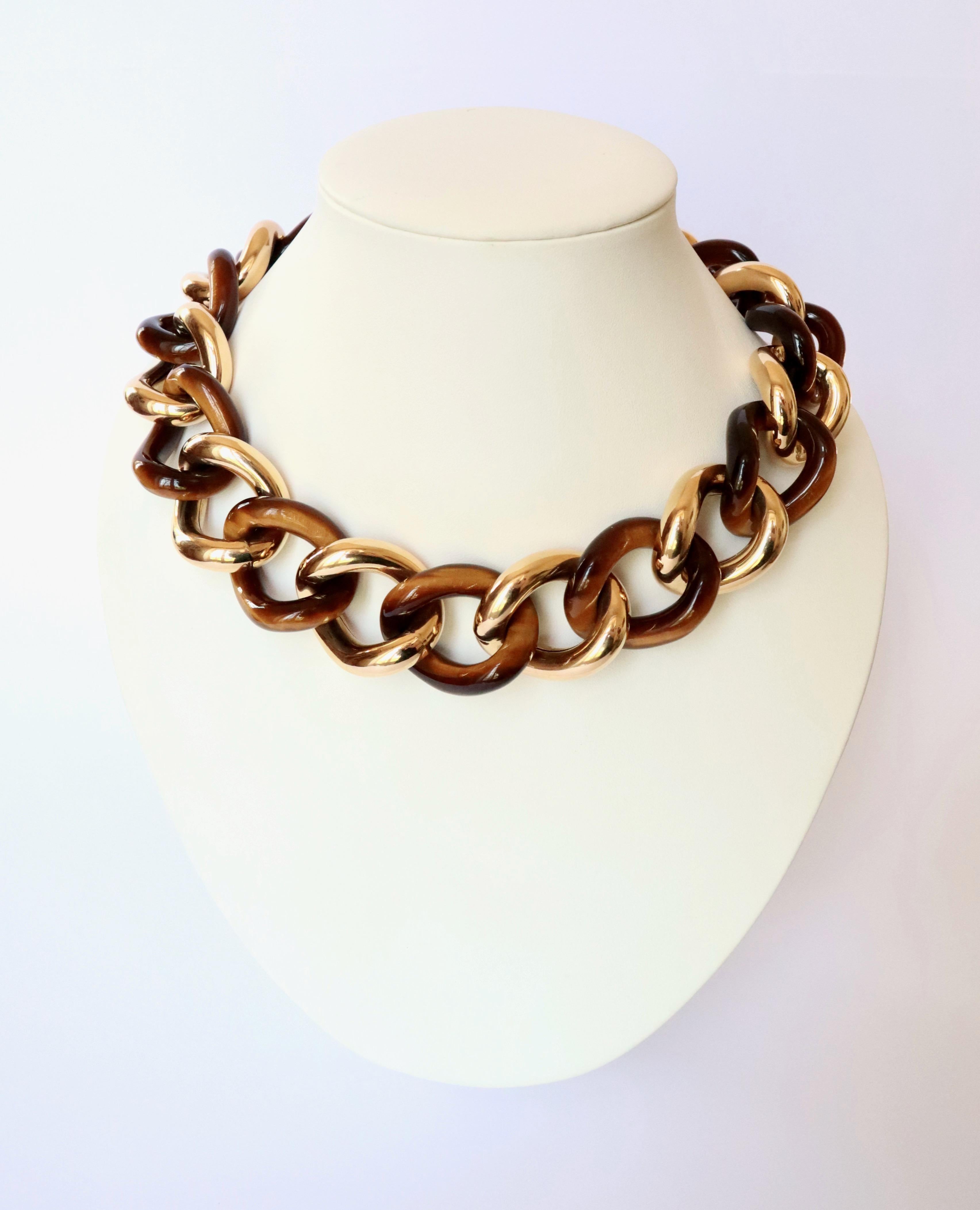3 in 1 : The Necklace and the Bracelet can be attached together and form a Necklace 70 cm long.
Necklace in 18 kt yellow gold and Agate. Choker shaped, this American mesh necklace alternates Agate rings and gold rings.
Length: 48 cm Width: 3 cm
