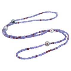 Collier long avec tanzanites naturelles, rubis et perles de Tahiti d'environ 110 carats