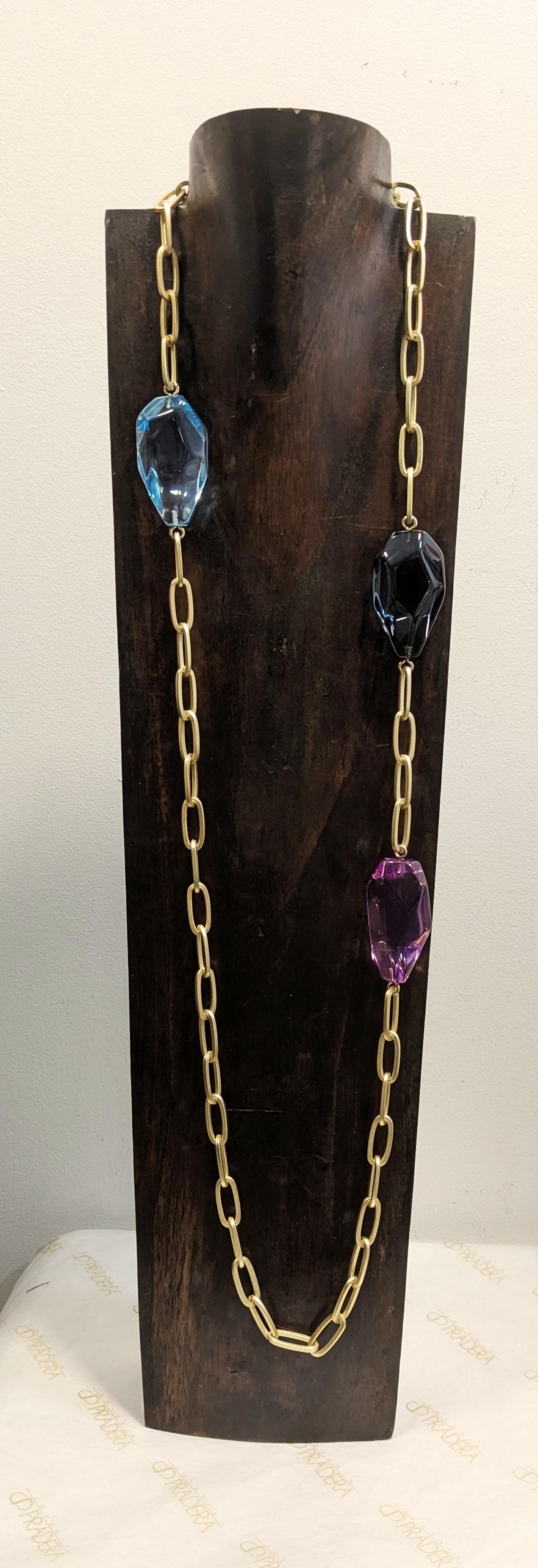 Collana Pradera Fashion Jewelry realizzata con pezzi di porcellana, resine italiane e cristalli naturali. Tutte le nostre catene sono placcate in oro 18k. Per mantenere la loro lucentezza e lo splendore naturale, evita profumi o creme che possono
