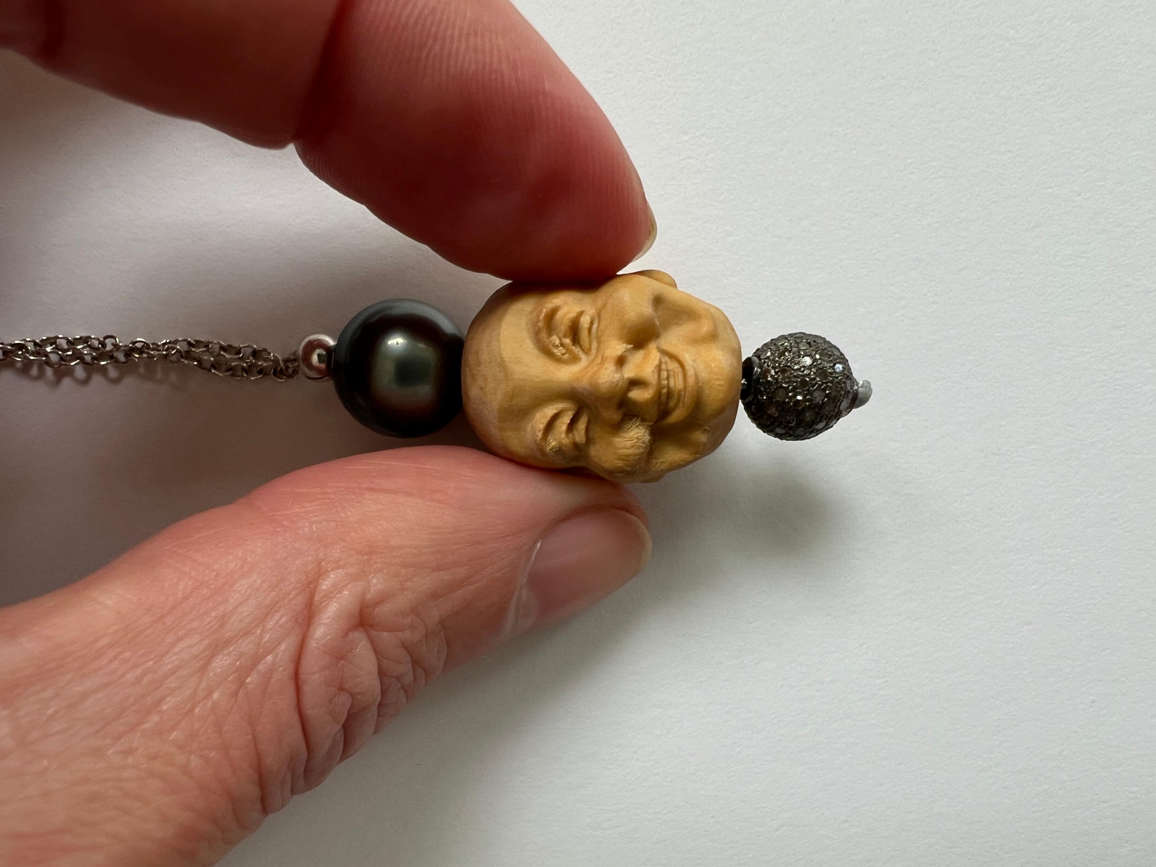 Perlina Collana lunga con perla di Tahiti, faccia di Buddha e pavé di diamanti in vendita