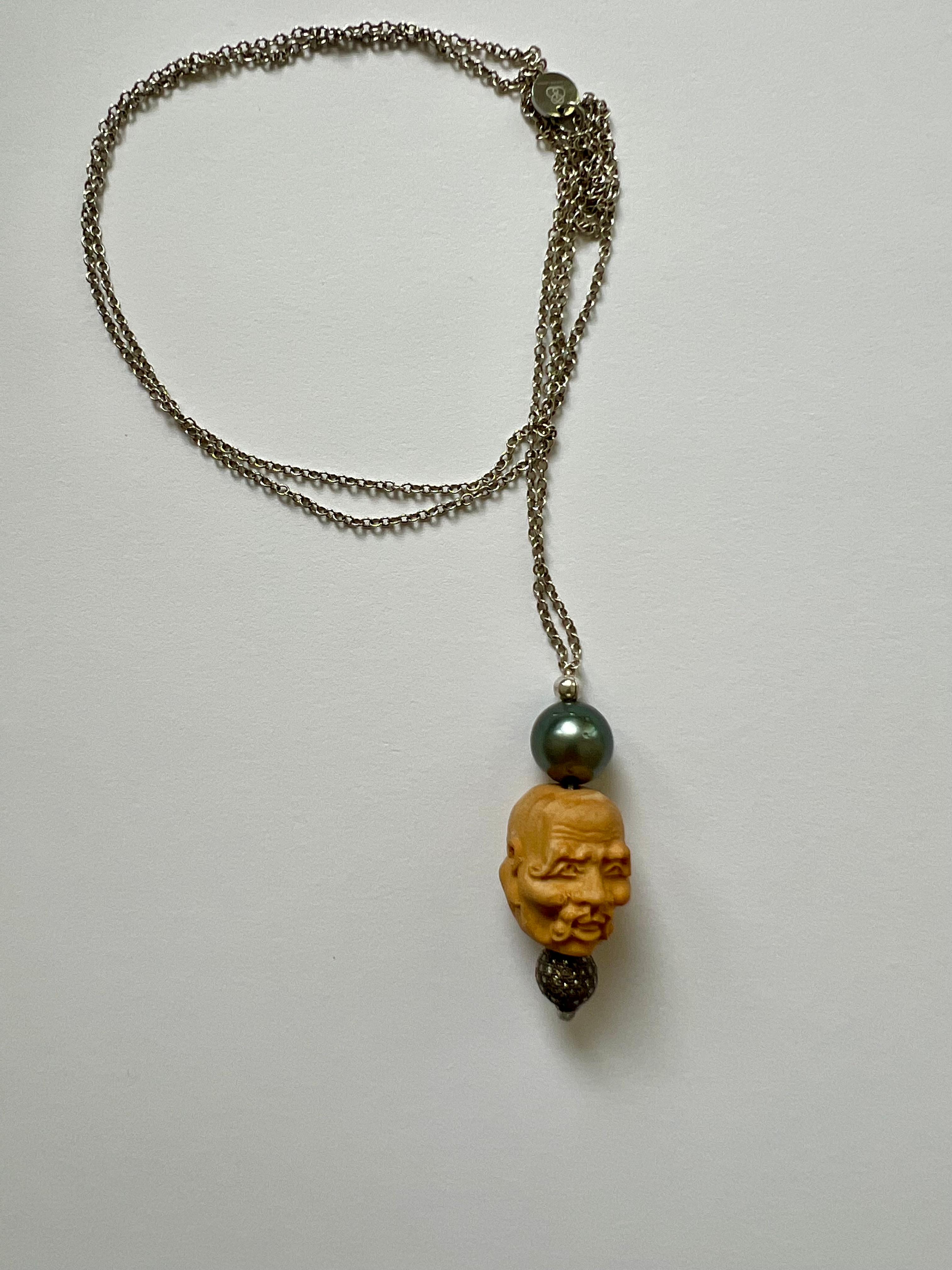 Collana lunga con perla di Tahiti, faccia di Buddha e pavé di diamanti In condizioni Nuovo in vendita a Boostedt, SH