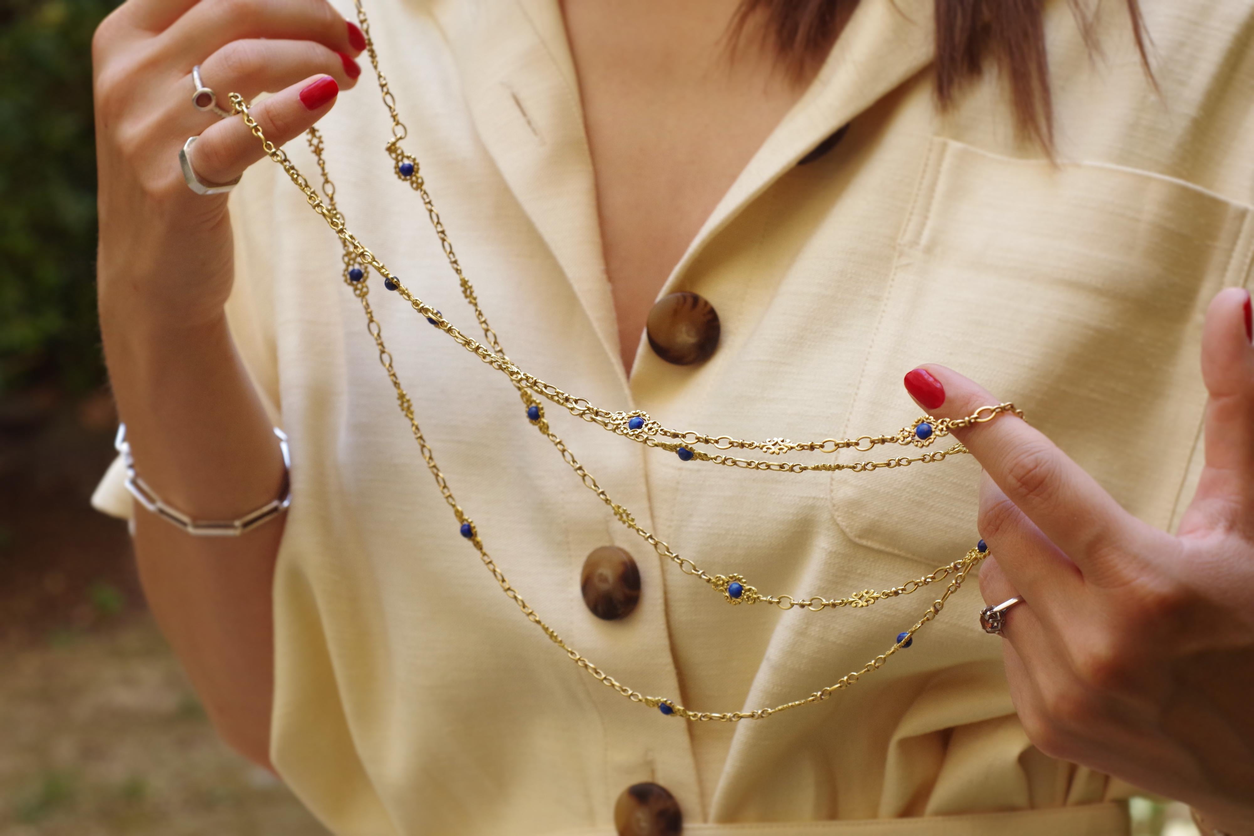 Long neogothic Victorian necklace in yellow gold 18 karats. Long necklace composed of seventeen links openwork and decorated with beads of lapis lazuli. The links are decorated with fine stylized garlands in a neogothic style of the late 19th