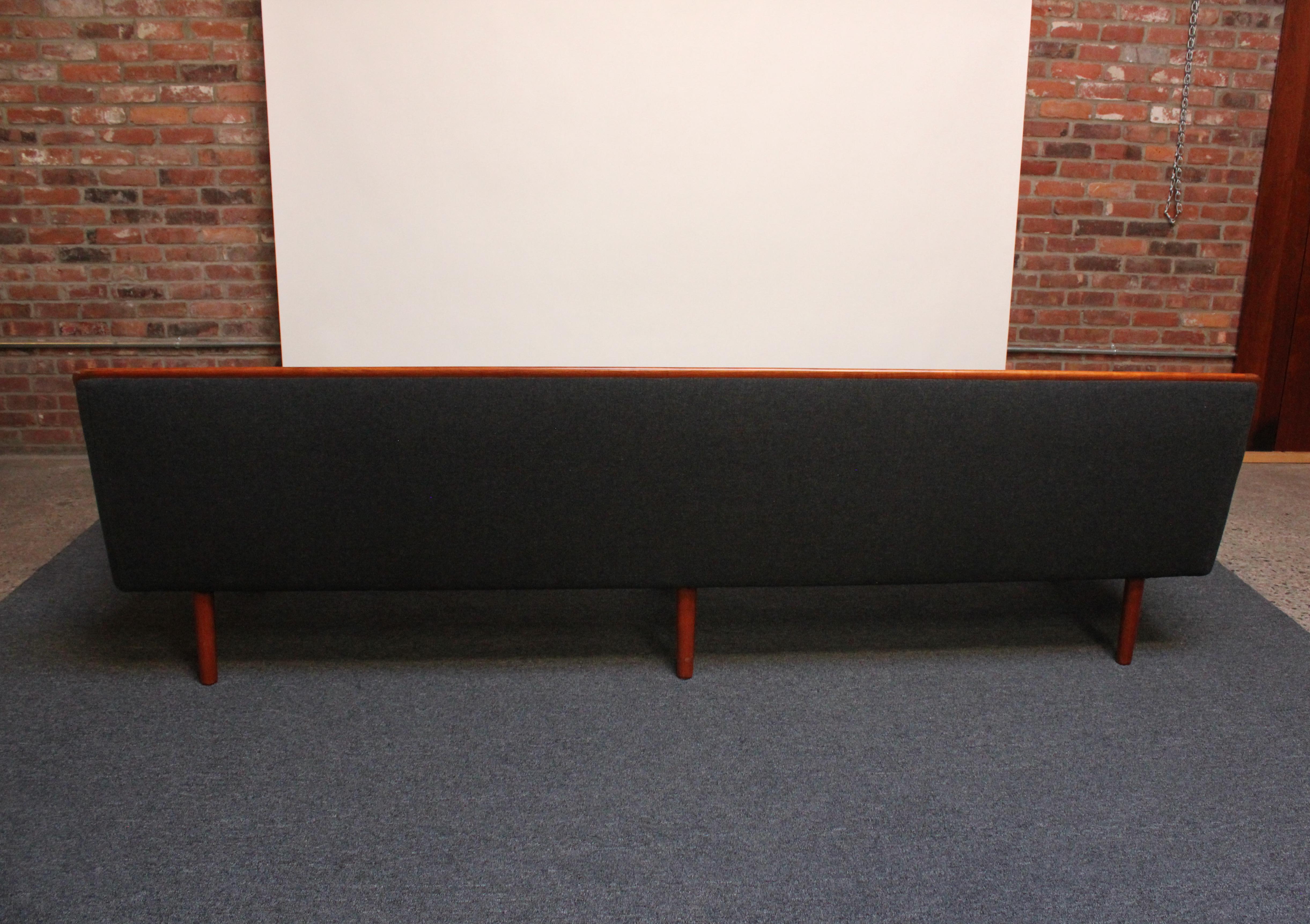 Langes modernes norwegisches Sofa aus Exposed Teakholz mit Originalpolsterung im Angebot 3