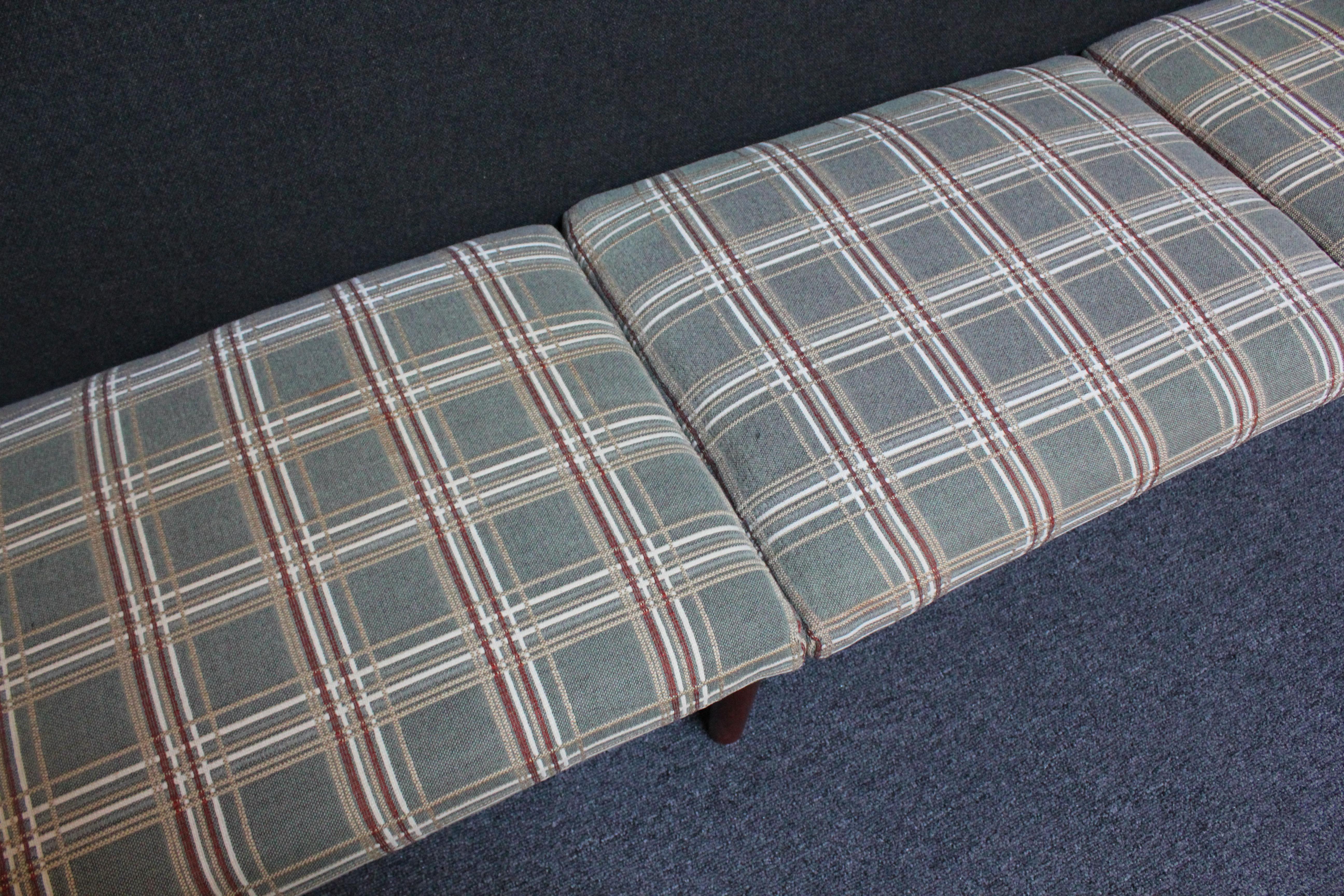 Long canapé norvégien moderne exposé en teck avec tapisserie d'origine en vente 5