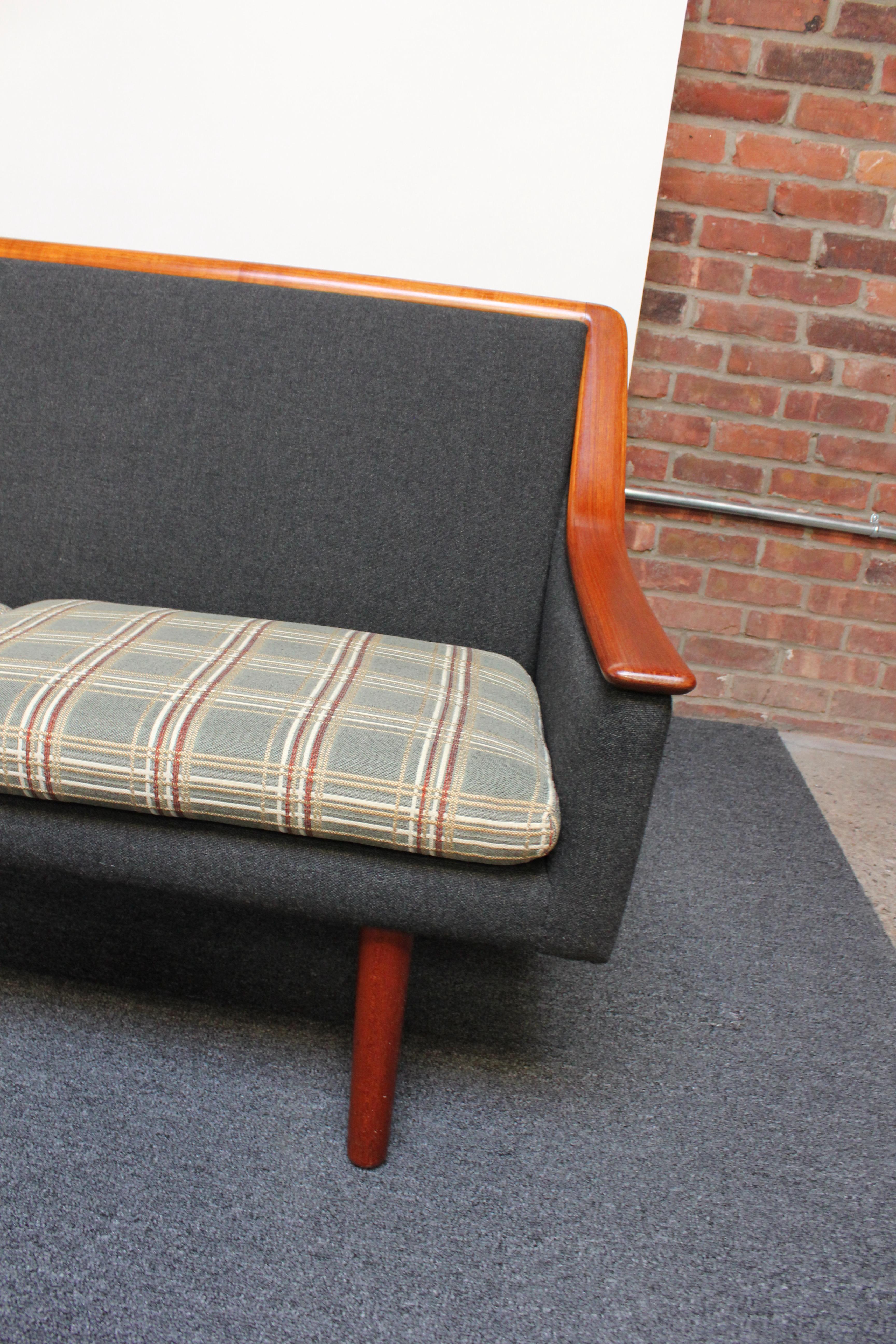 Langes modernes norwegisches Sofa aus Exposed Teakholz mit Originalpolsterung im Angebot 9