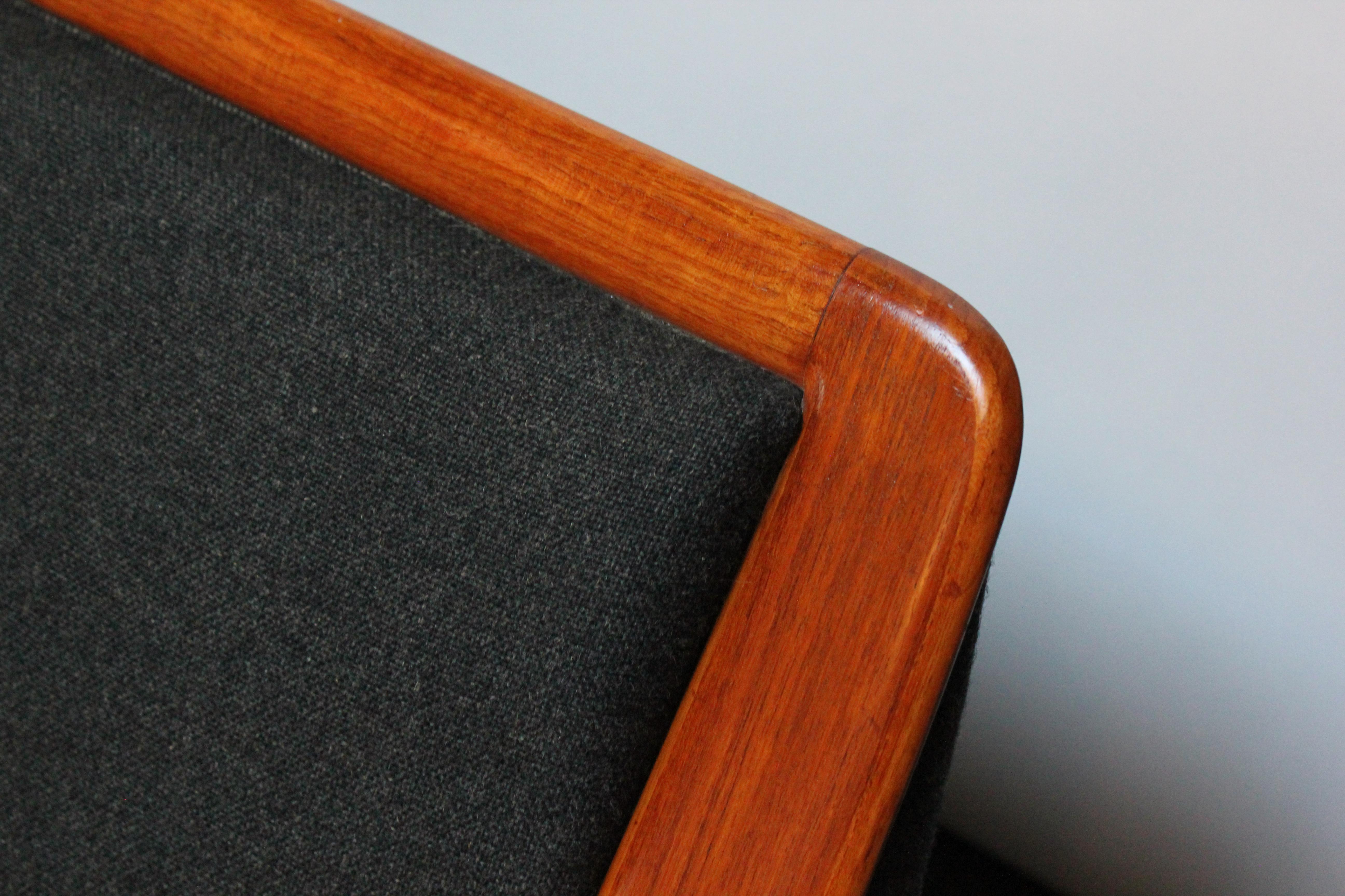Langes modernes norwegisches Sofa aus Exposed Teakholz mit Originalpolsterung im Angebot 11