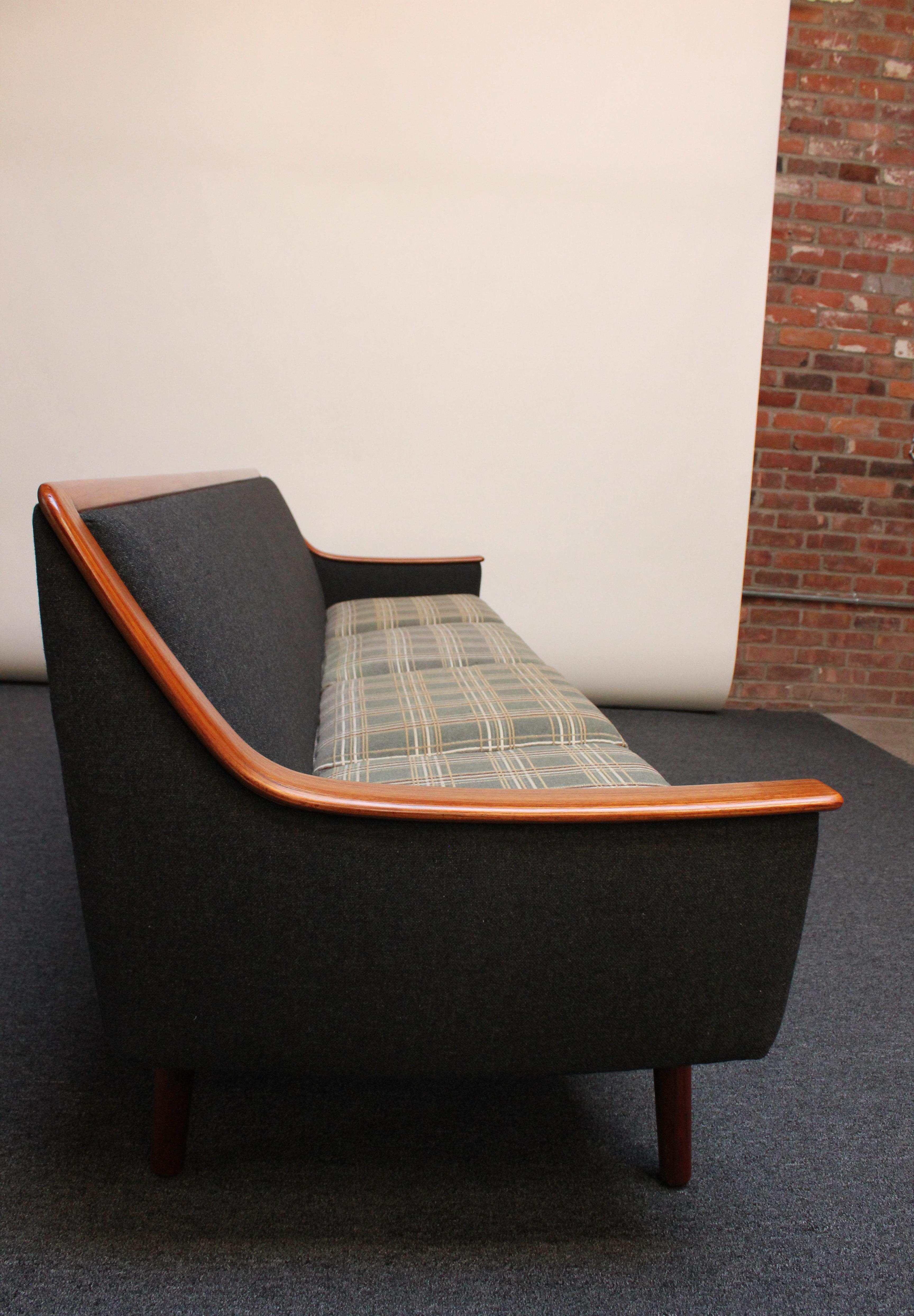 Langes modernes norwegisches Sofa aus Exposed Teakholz mit Originalpolsterung im Angebot 1
