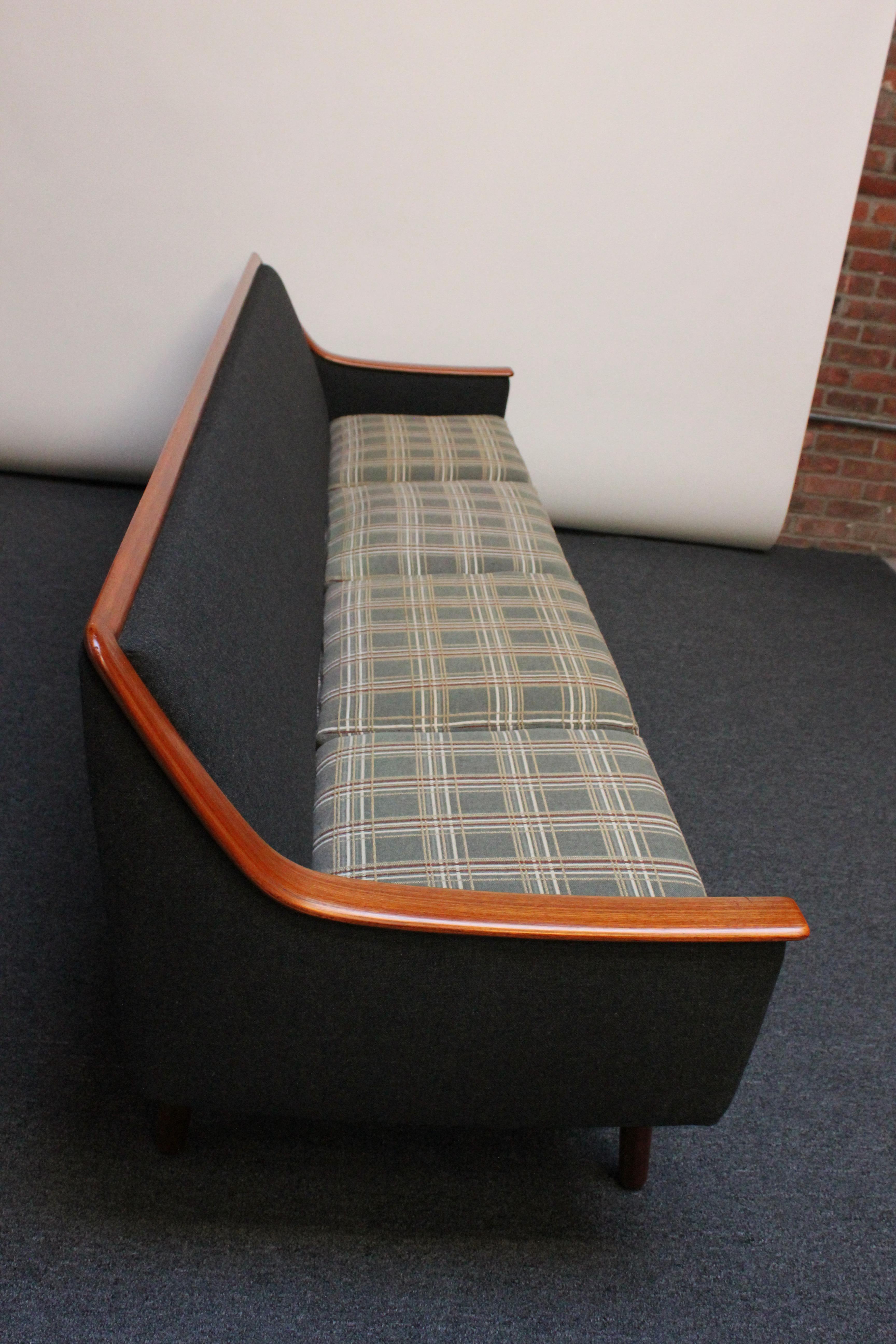 Long canapé norvégien moderne exposé en teck avec tapisserie d'origine en vente 2
