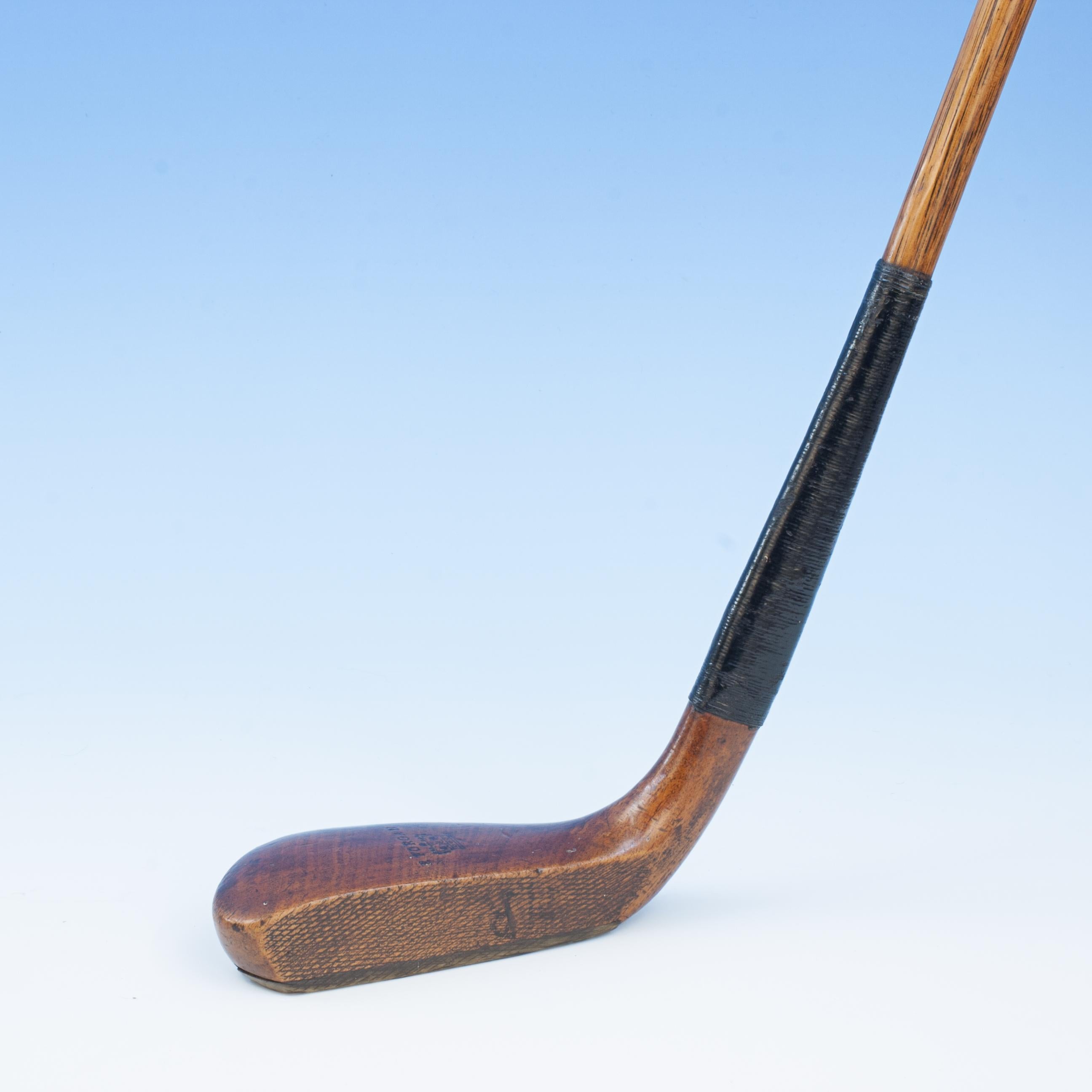 Scared Head Forgan Long Nose Putter.
An elegant scared head long nose putter by Robert Forgan of St Andrews. This great looking club has a large lead weight to the rear, traditional horn slip along the leading edge of the sole, the polished fruit