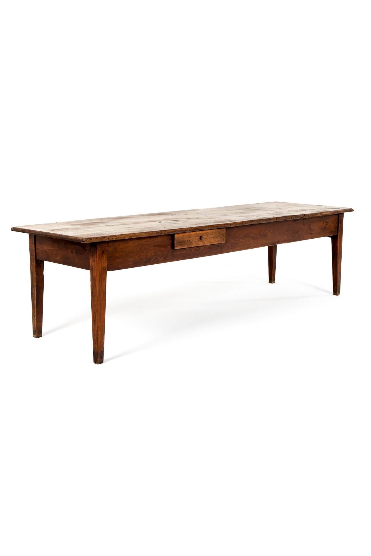 Une longue table de ferme en chêne avec un généreux plateau à deux planches.

La table possède un tablier exceptionnellement profond et deux grands tiroirs. Un seul tiroir long et profond à une extrémité avec des poignées en forme de tasse d'origine