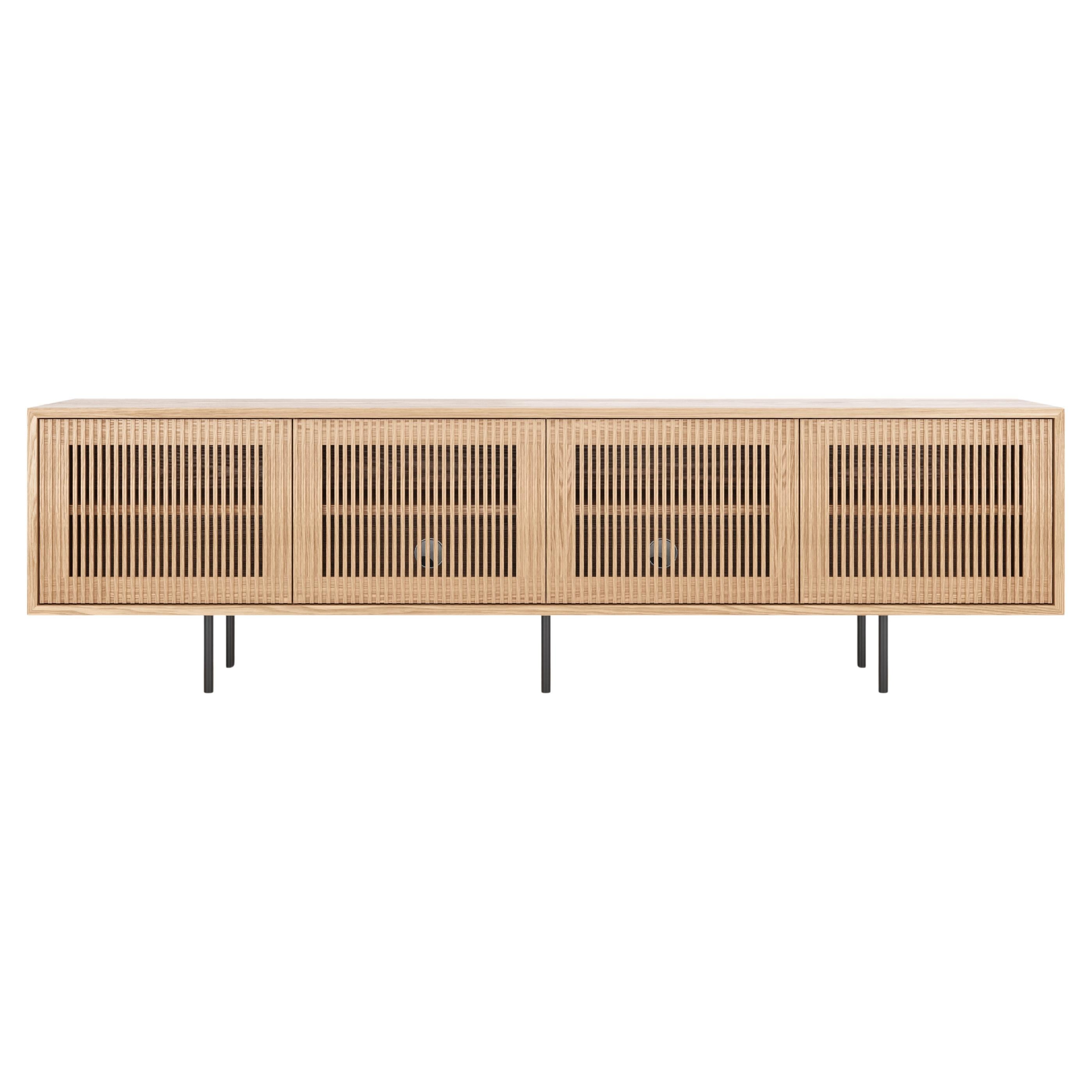 Long buffet TV en chêne avec portes à lamelles dans le style moderne du milieu du siècle dernier.
