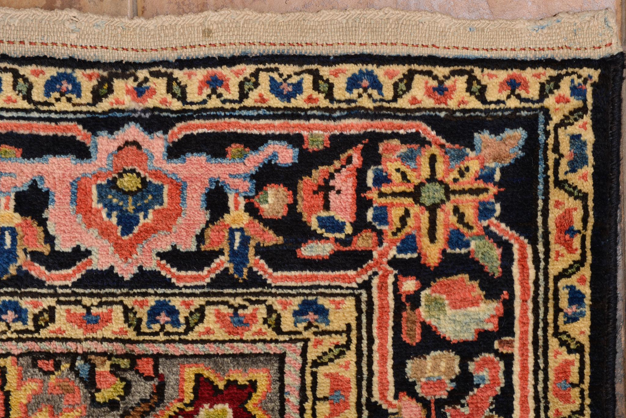 Langer alter armenischer Teppich im Angebot 2