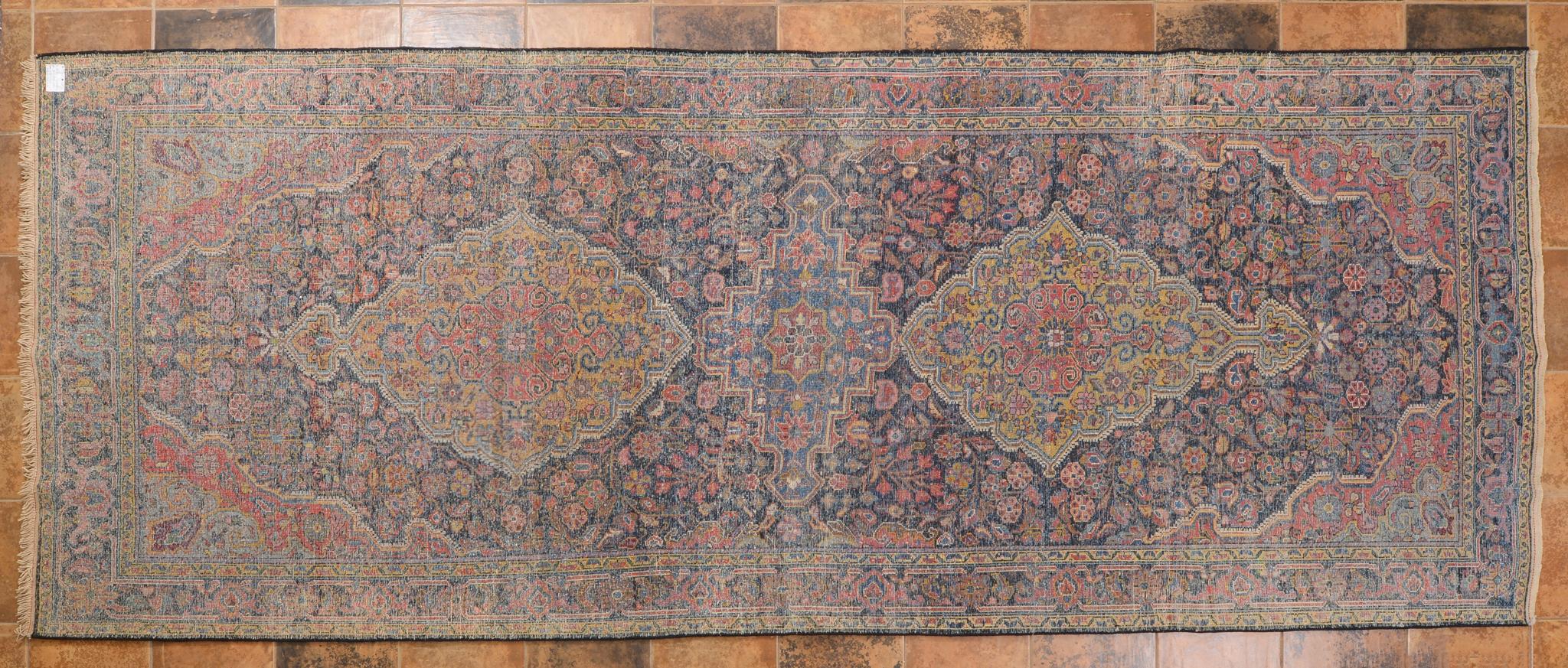 Langer alter armenischer Teppich (Sonstiges) im Angebot