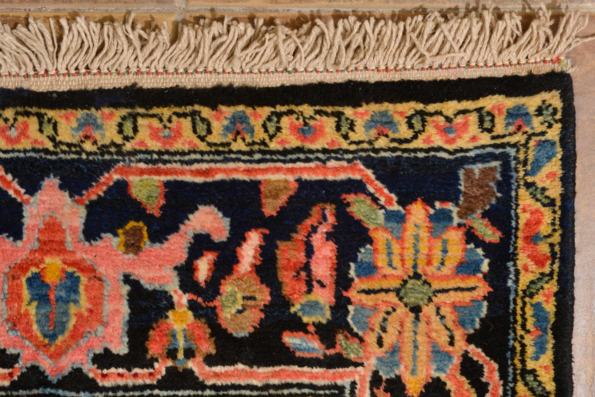 Langer alter armenischer Teppich (Wolle) im Angebot
