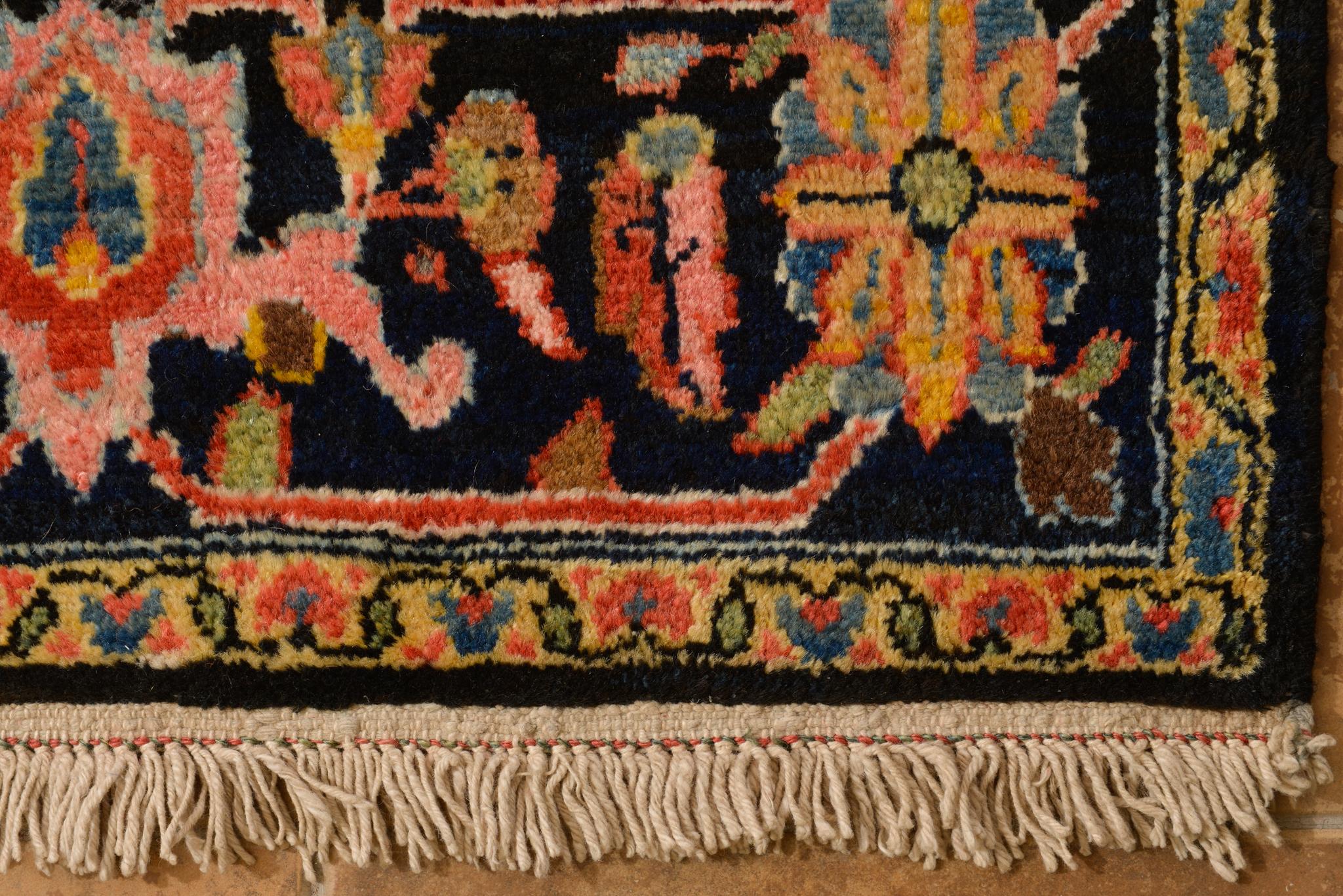 Langer alter armenischer Teppich im Angebot 1