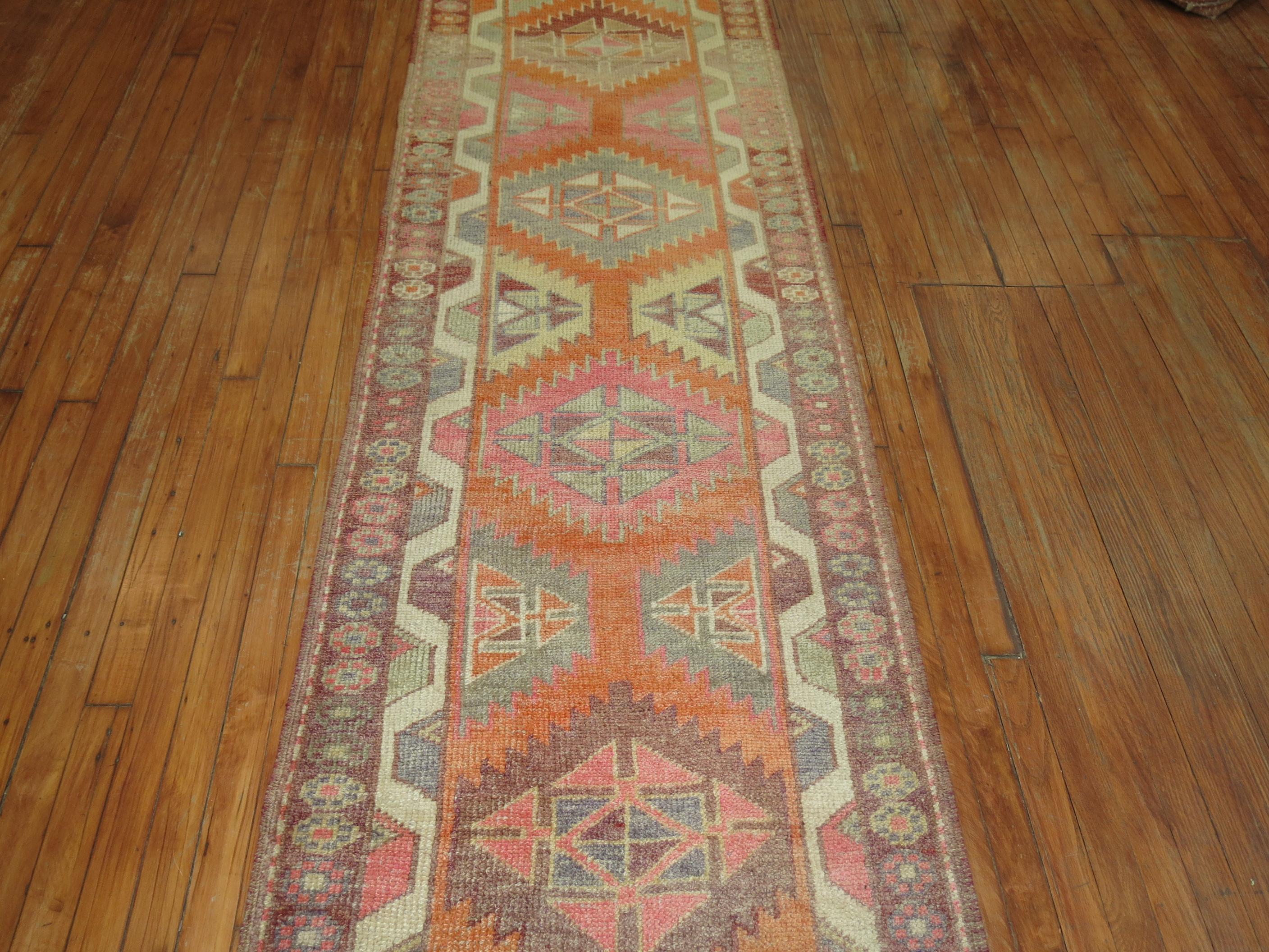 Long tapis de couloir géométrique turc orange d'Anatolie d'origine en vente 2