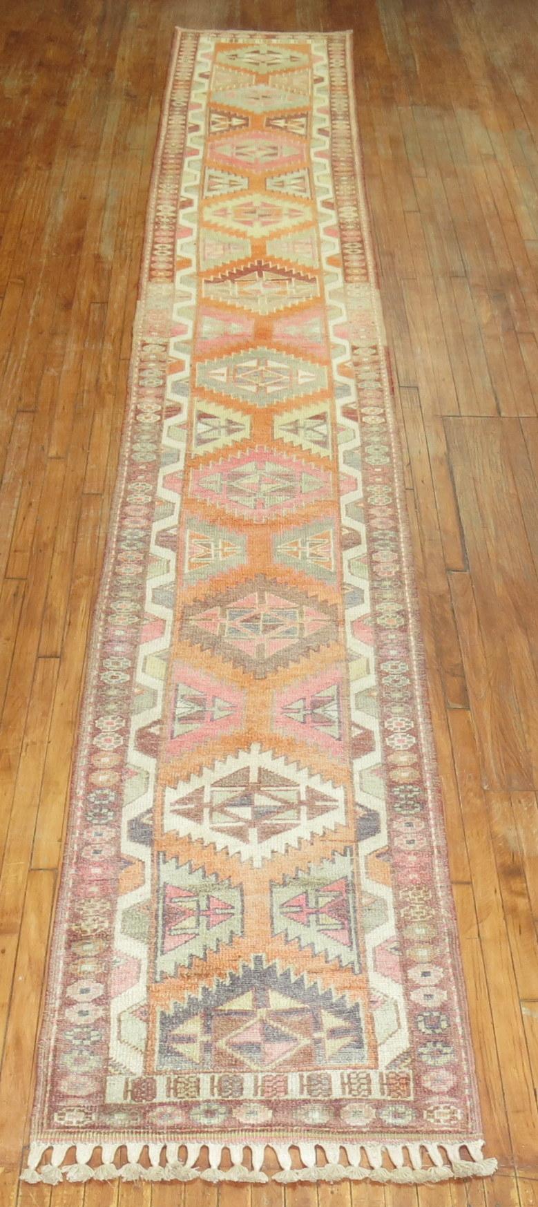 Georgien Long tapis de couloir géométrique turc orange d'Anatolie d'origine en vente