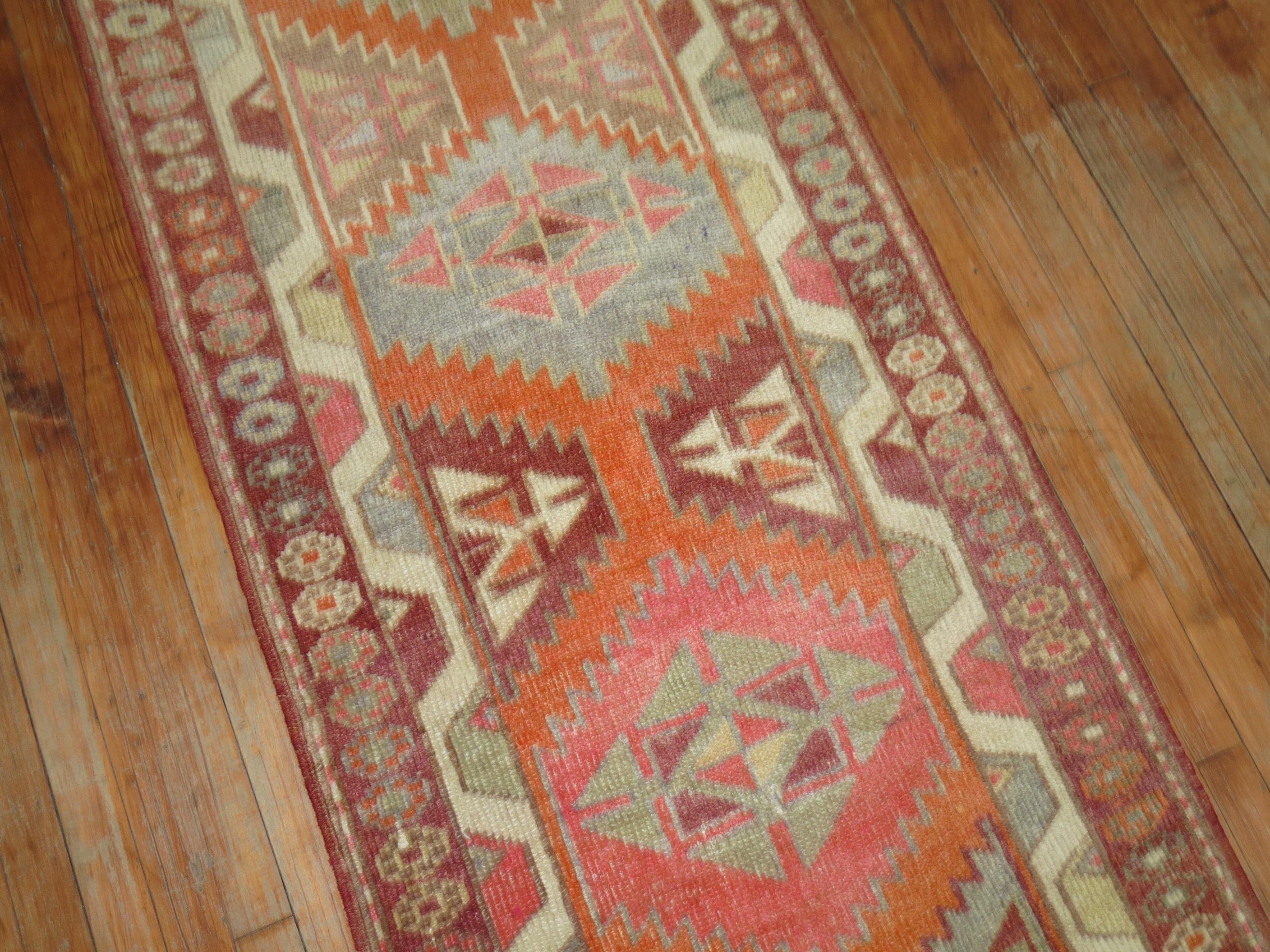 Long tapis de couloir géométrique turc orange d'Anatolie d'origine en vente 1