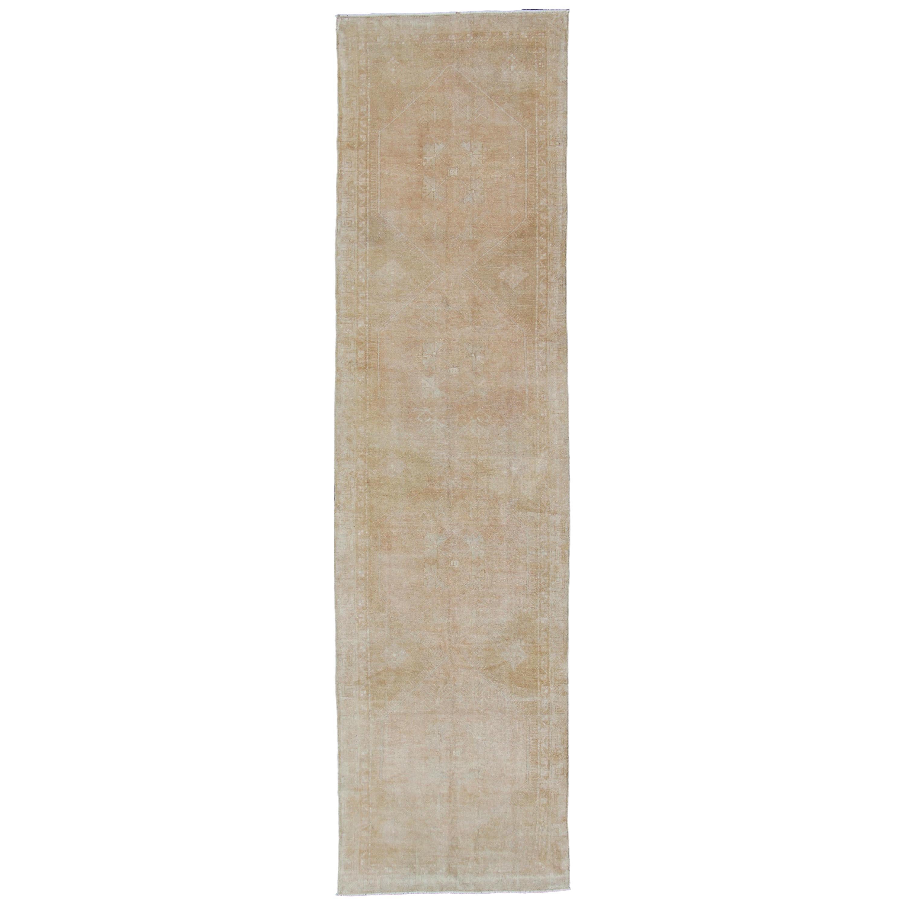 Long tapis de couloir Oushak au design discret et à la palette de couleurs neutres