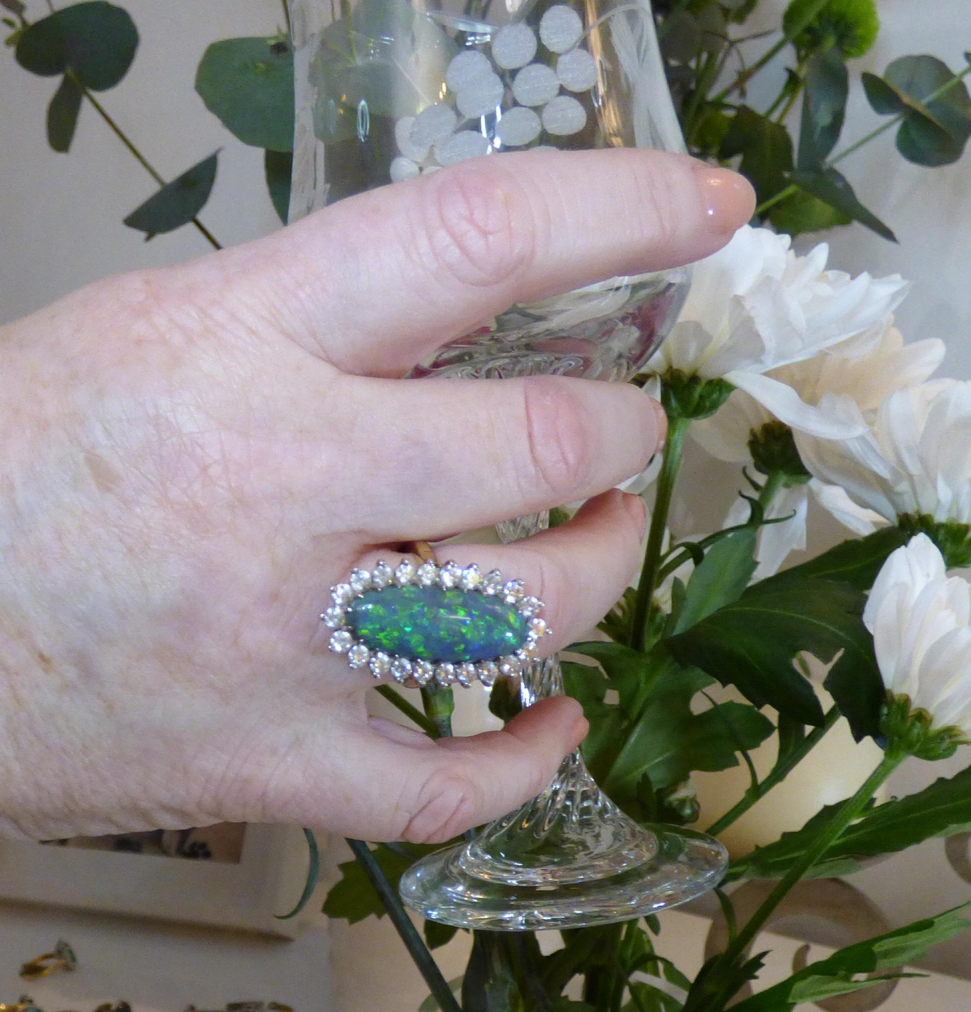 Langer ovaler schwarzer Opal-Cluster-Ring im Angebot 1