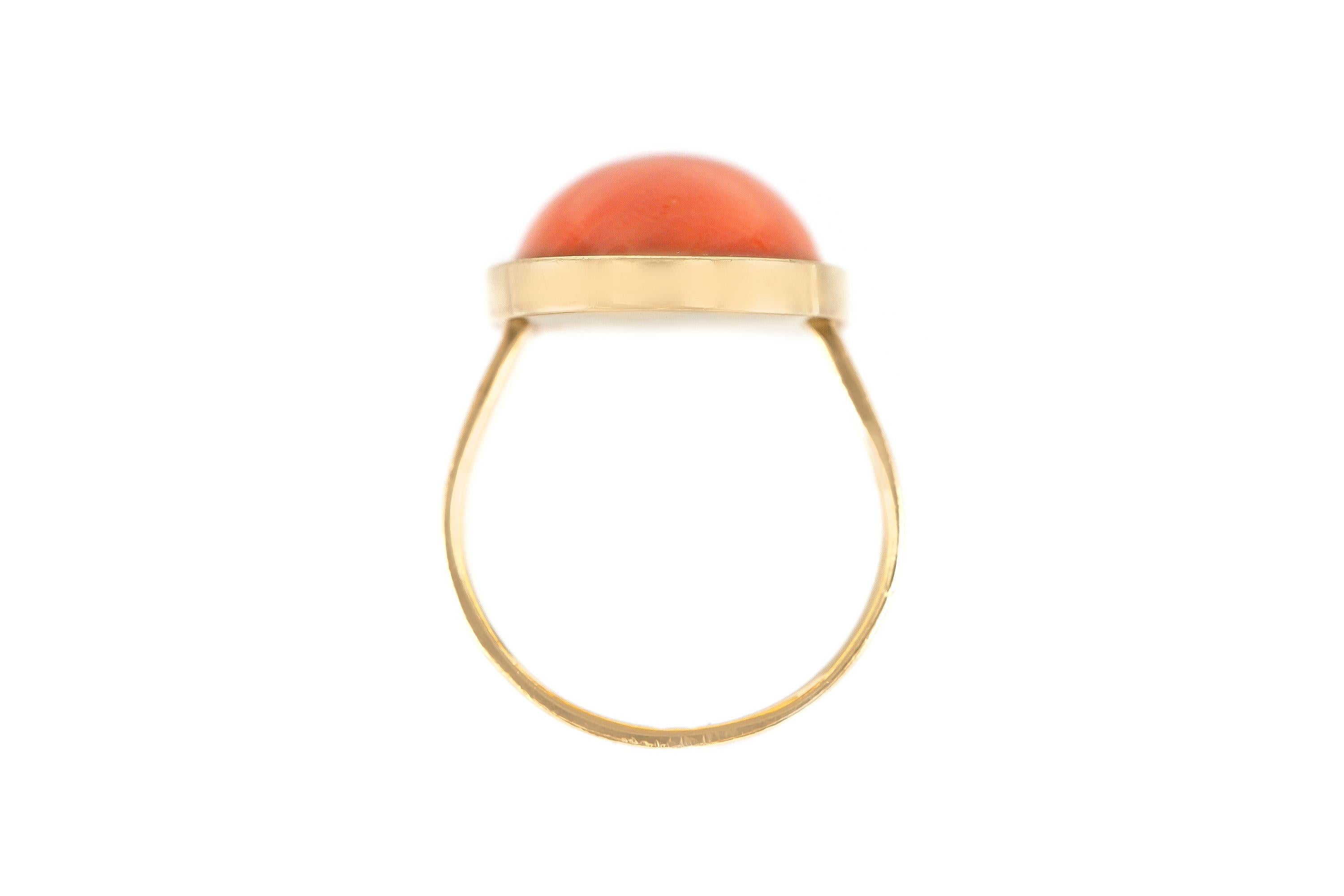 Cocktail ring finely crafted in 14 k gold with a coral. 
Classic ring to wear it for day and going out.
Circa 1970.