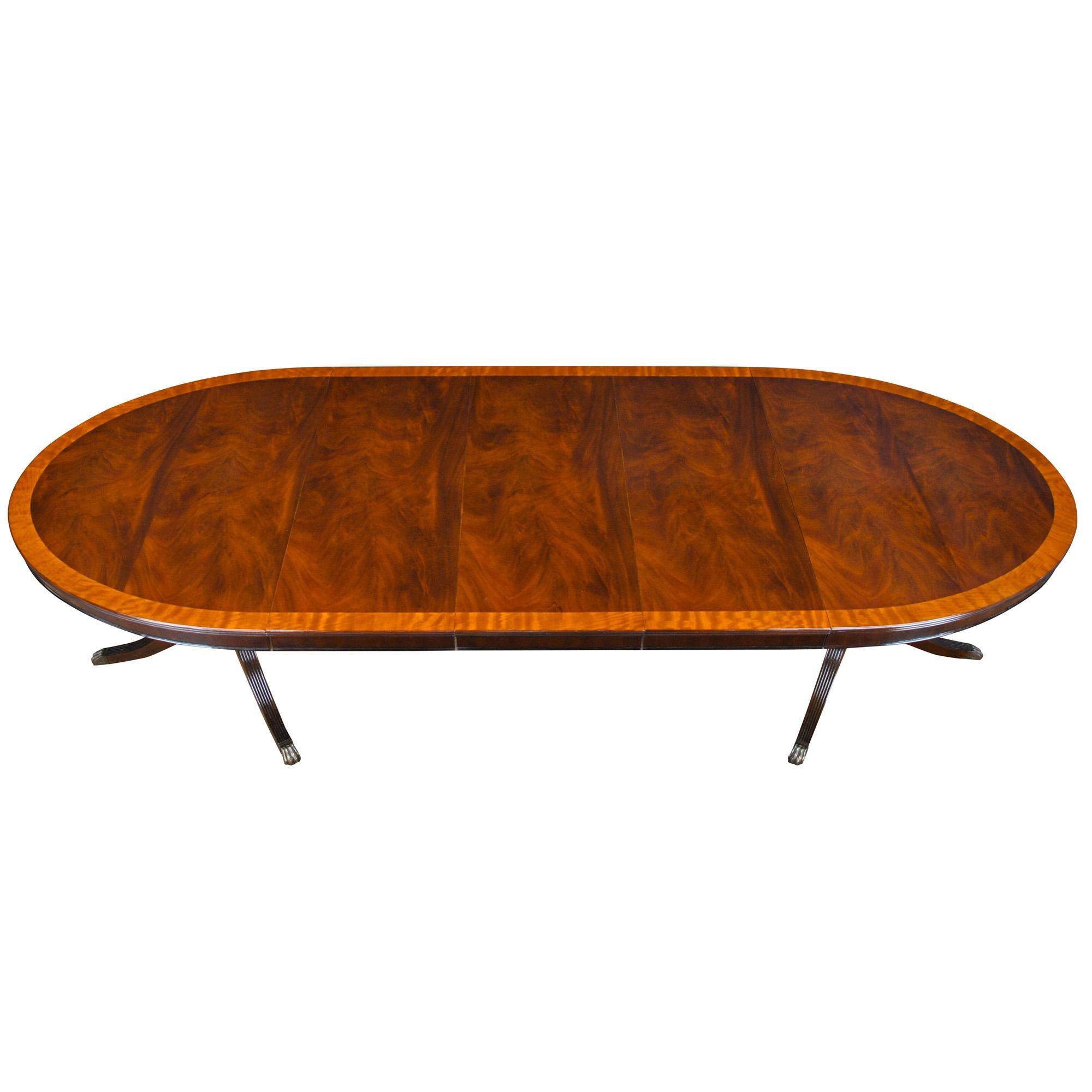 Table de salle à manger ovale en acajou en vente 4