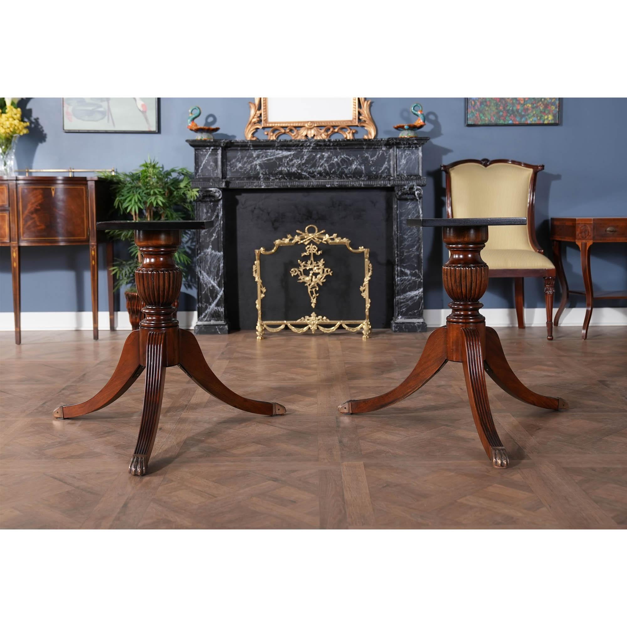 Table de salle à manger ovale en acajou.  Une table idéale pour les espaces plus étroits. Les extrémités effilées de cette table de salle à manger permettent de se déplacer plus facilement autour de la table, même lorsque les invités sont assis.