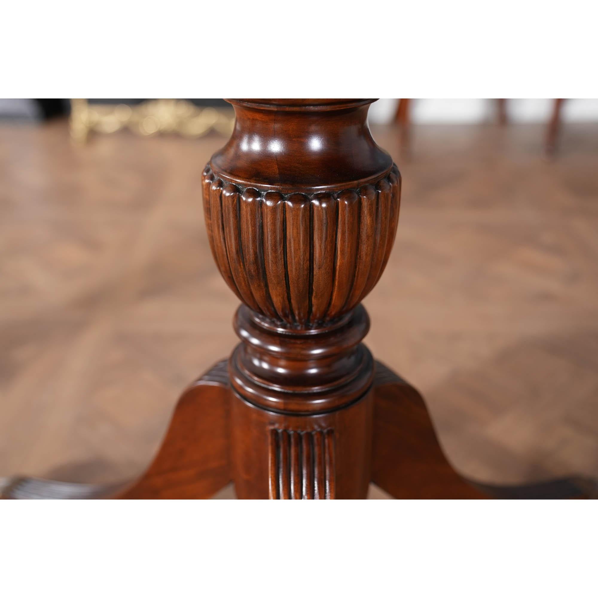 XXIe siècle et contemporain Table de salle à manger ovale en acajou en vente