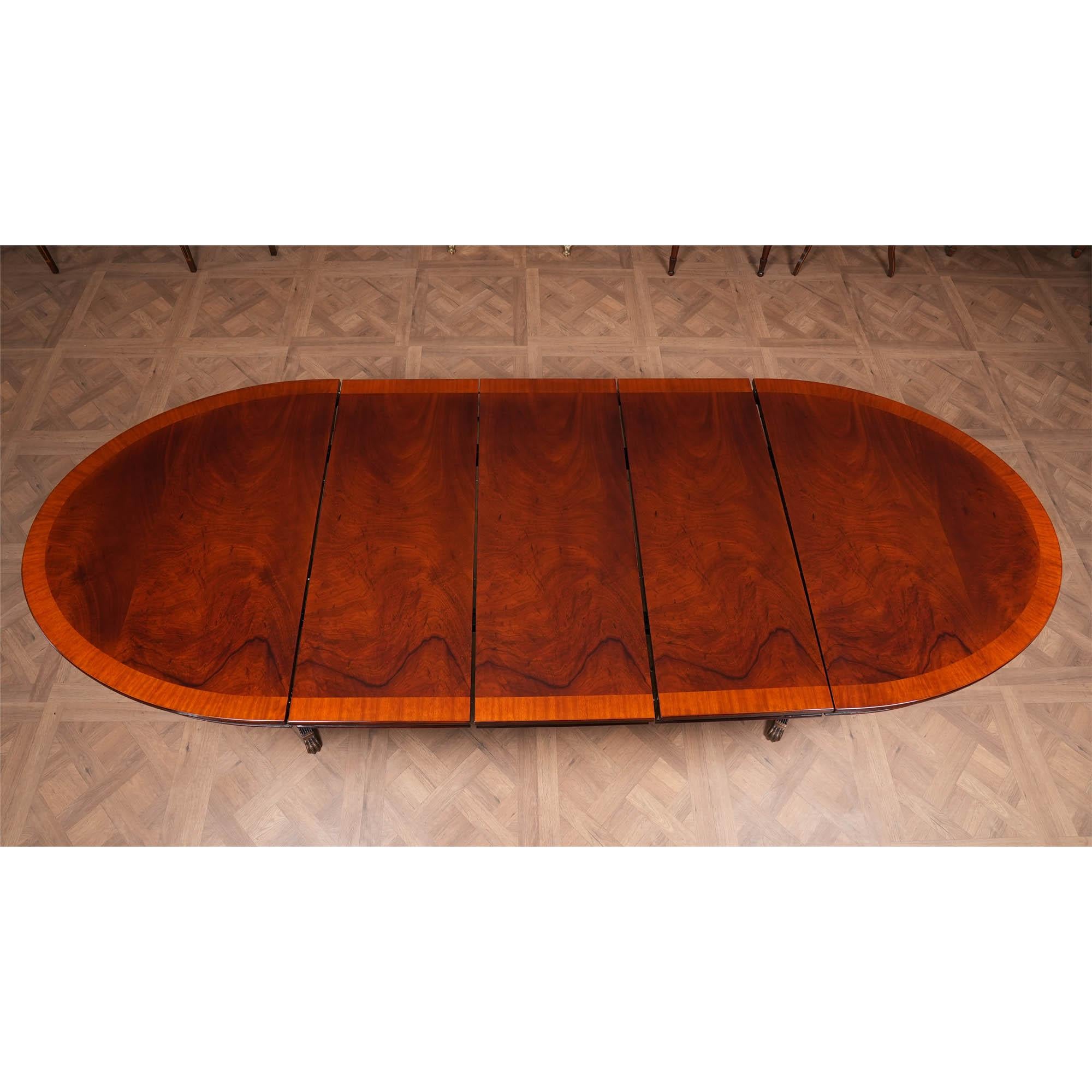 Table de salle à manger ovale en acajou en vente 2
