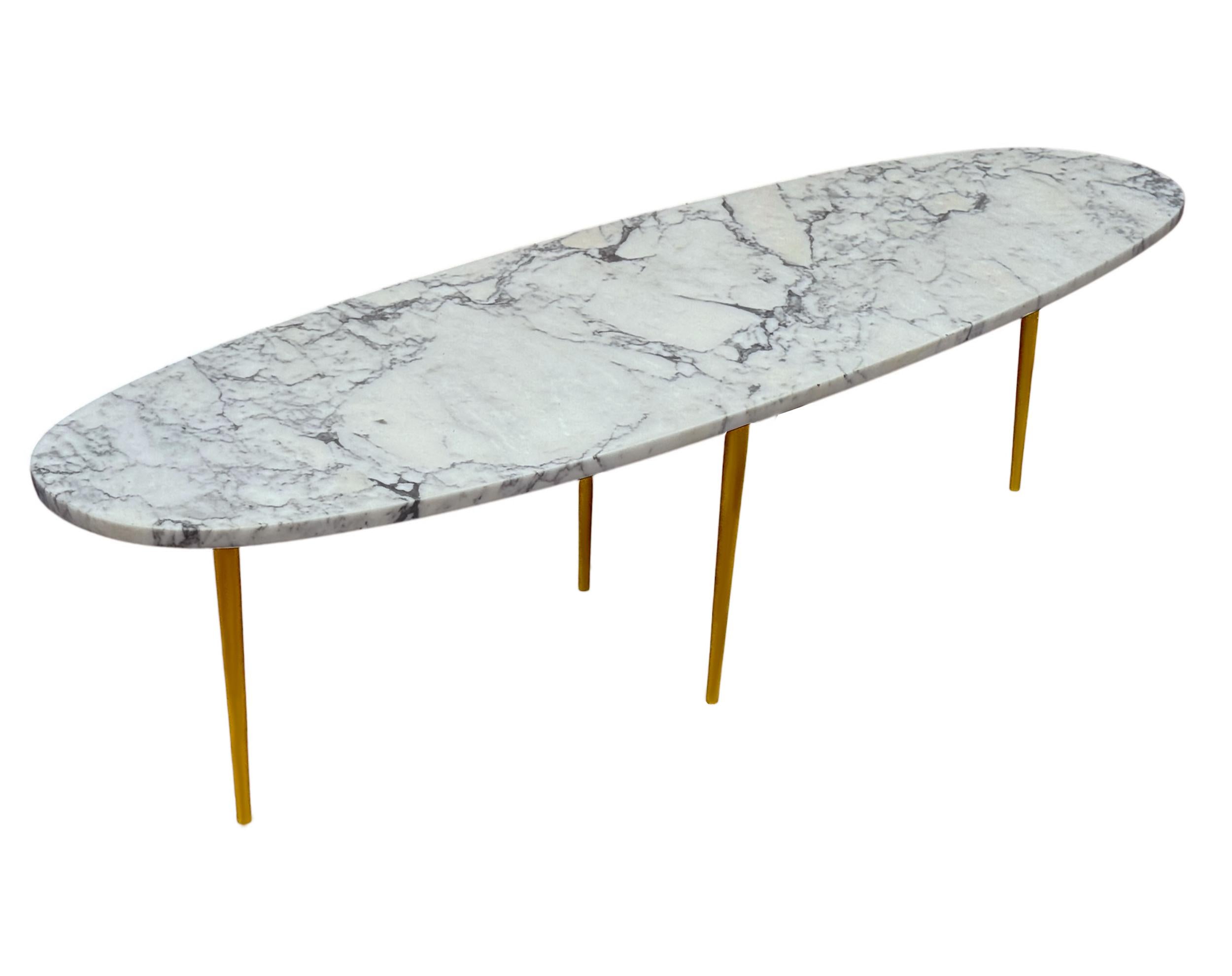 Mid-Century Modern Longue table à cocktail ovale en marbre blanc du milieu du siècle à l'italienne avec pieds en stiletto doré en vente