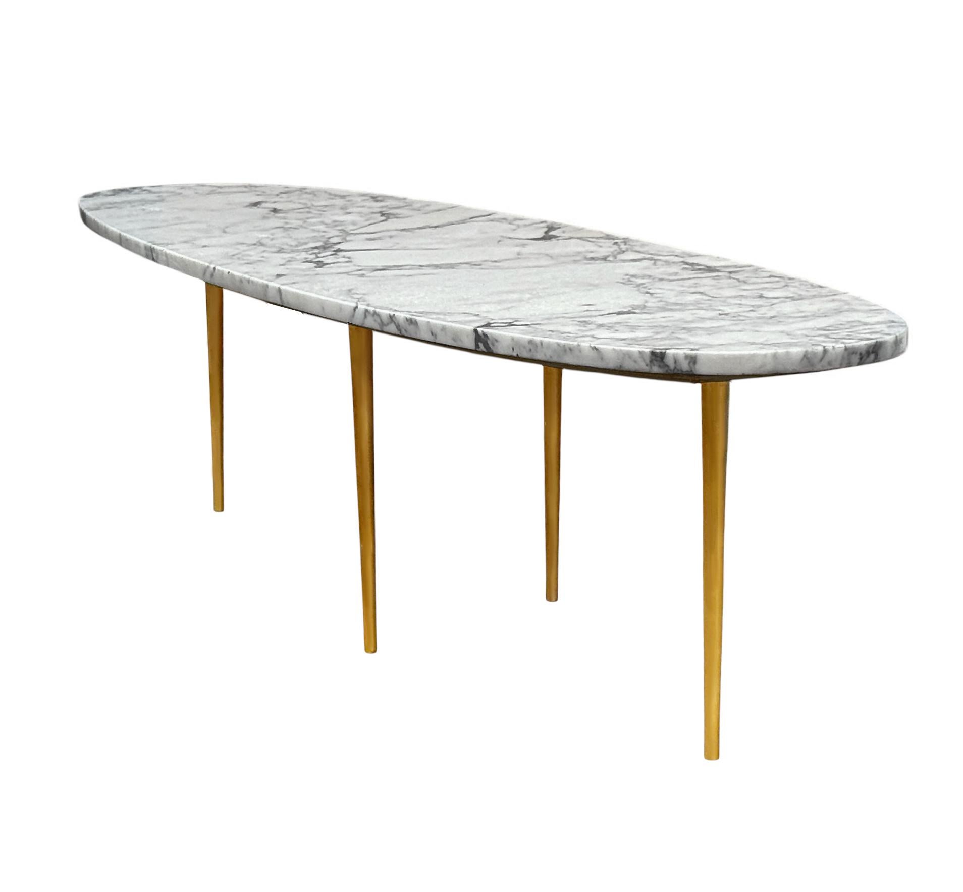 Anodisé Longue table à cocktail ovale en marbre blanc du milieu du siècle à l'italienne avec pieds en stiletto doré en vente